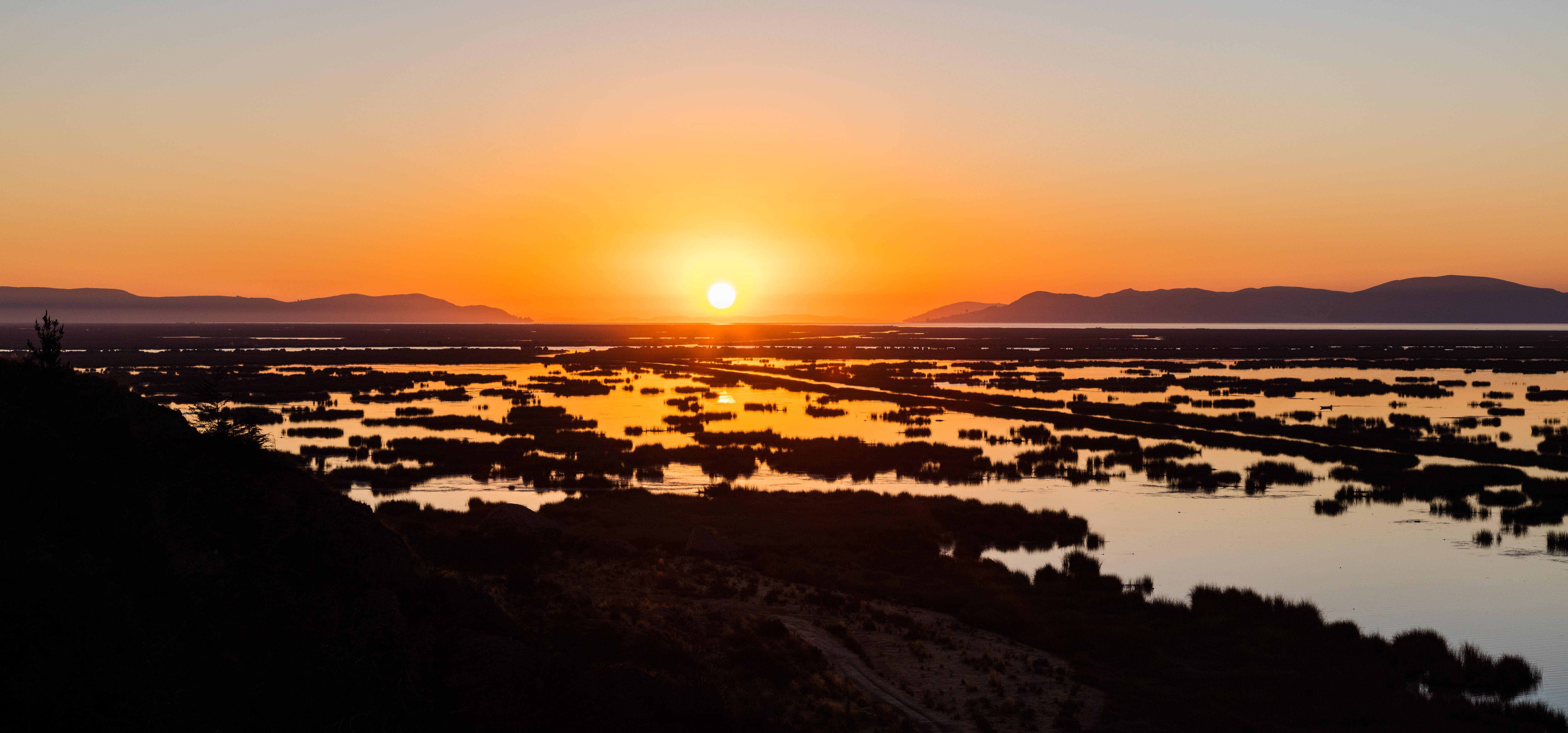 Magandang Paglubog ng Araw sa Lawa ng Titicaca Wallpaper