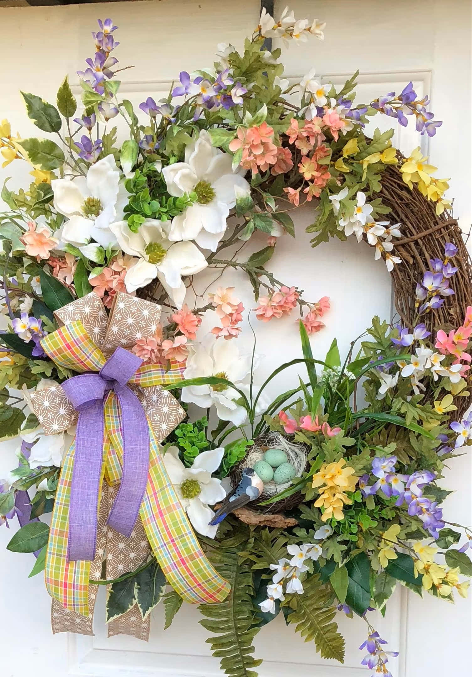 Magandang Spring Wreath sa Rustic Wooden Door Wallpaper