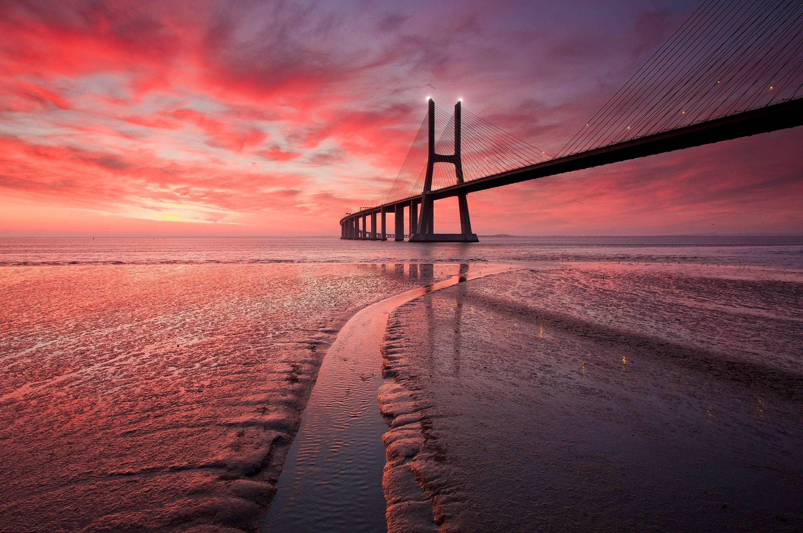 Magandang Tanaw ng Vasco da Gama Bridge sa isang Chromebook Wallpaper