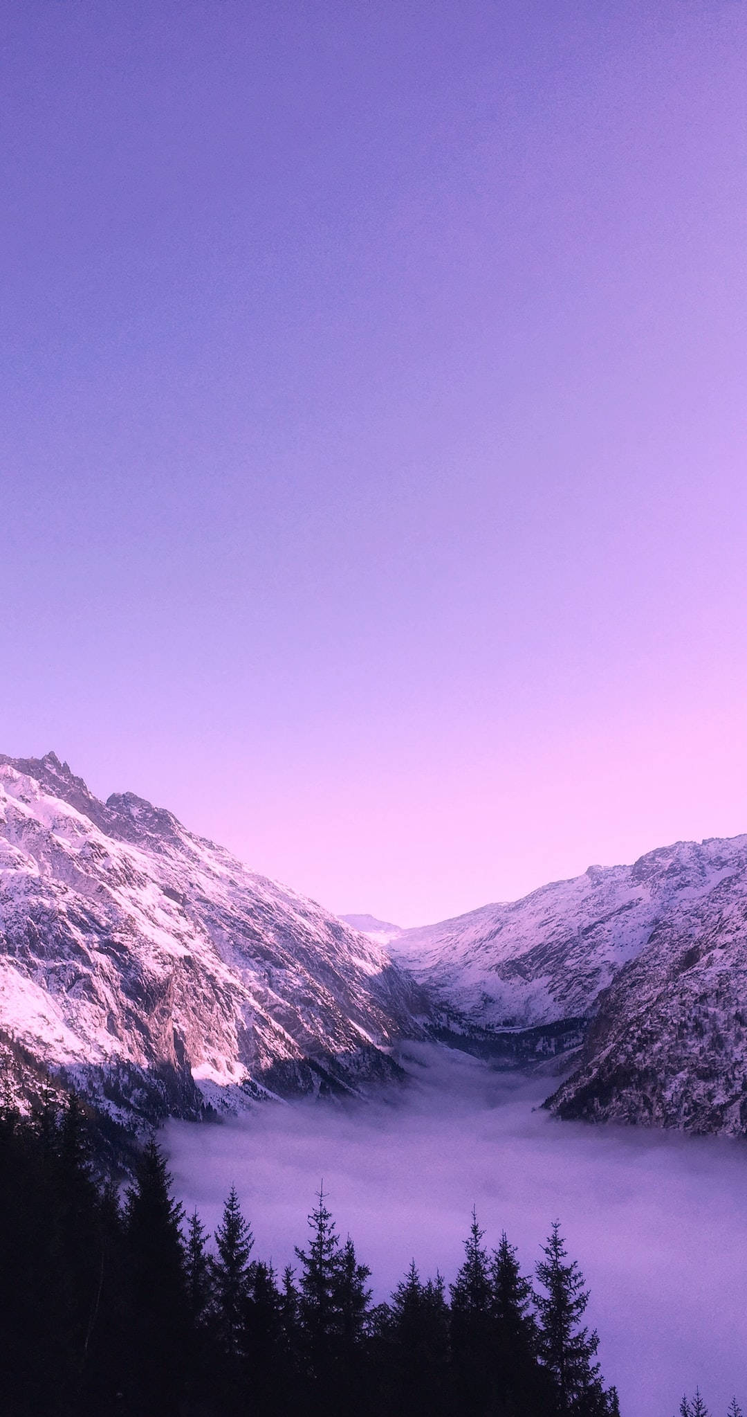 Magandang Tanawin ng Kalikasan na May Kulay Light Purple Wallpaper