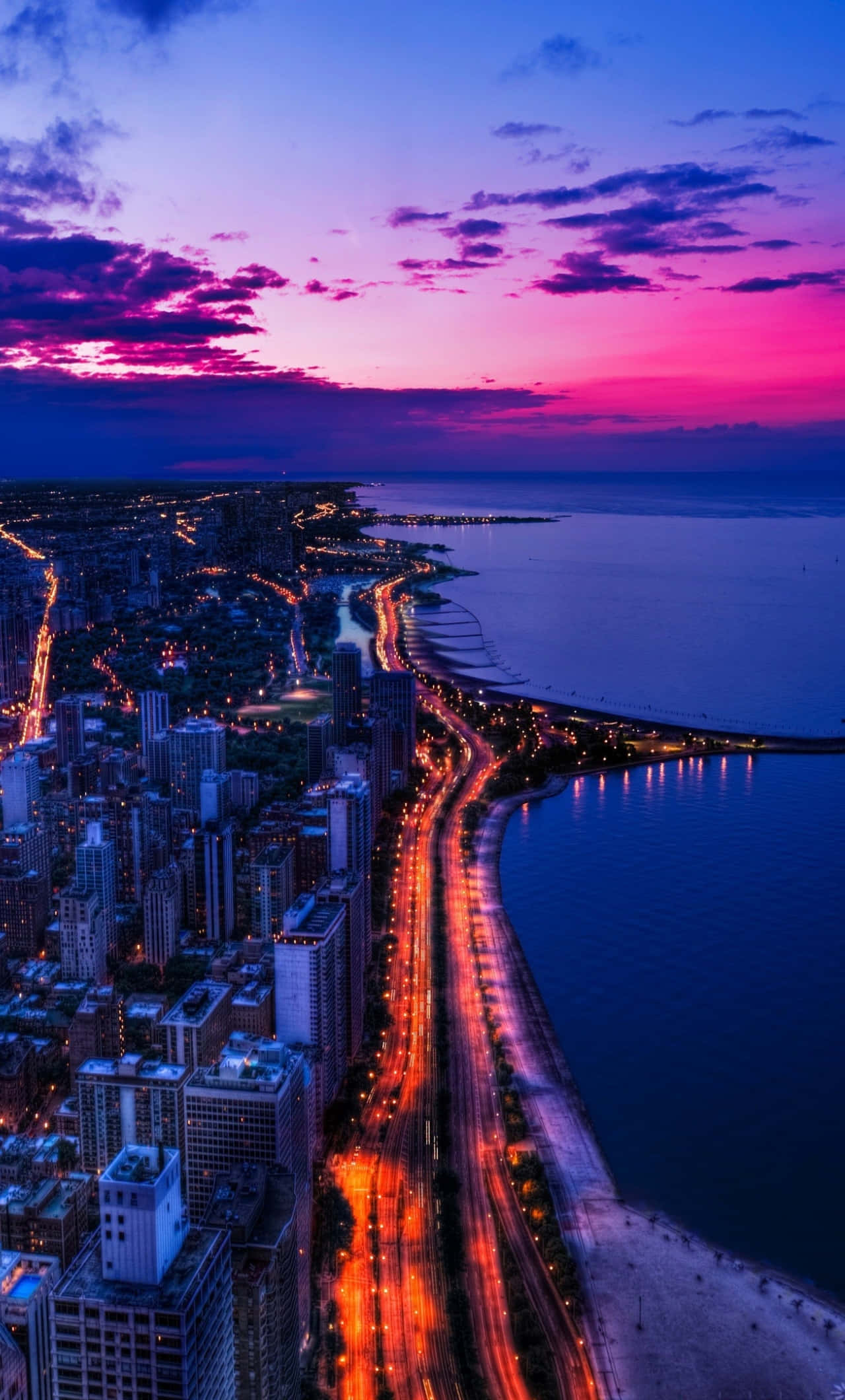 Magandang tanawin ng skyline ng isang masiglang siyudad sa panahon ng paglubog ng araw Wallpaper