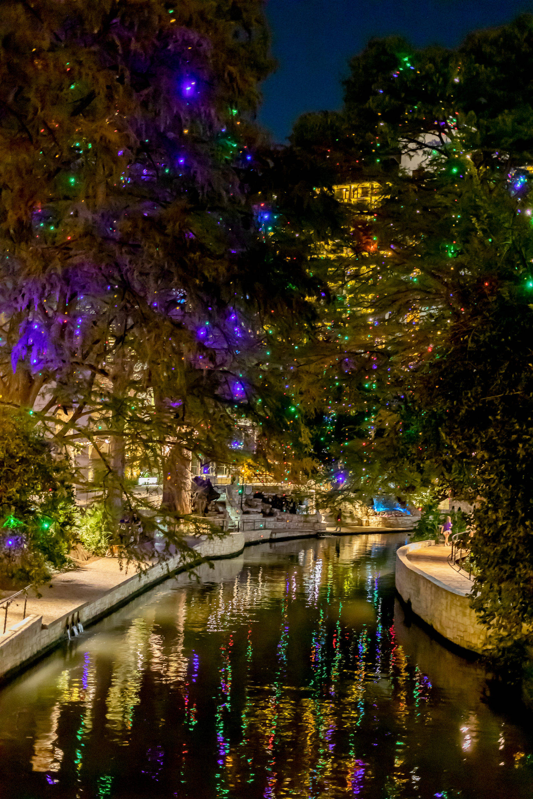 Mga Magical Holiday Lights na Nagpapaliwanag sa San Antonio River Walk. Wallpaper