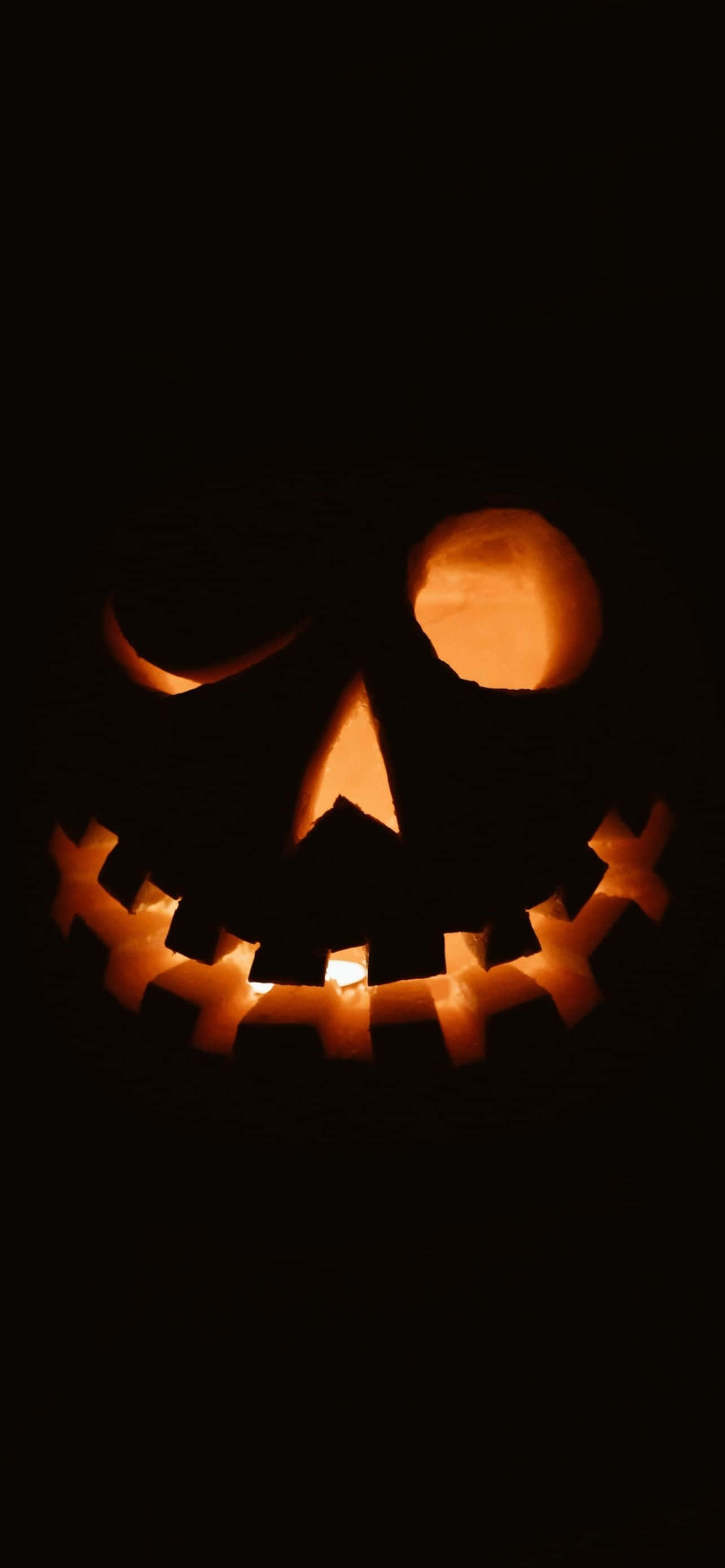 Maging maligaya ngayong Halloween gamit ang naka-customize na background sa iyong iPhone Wallpaper