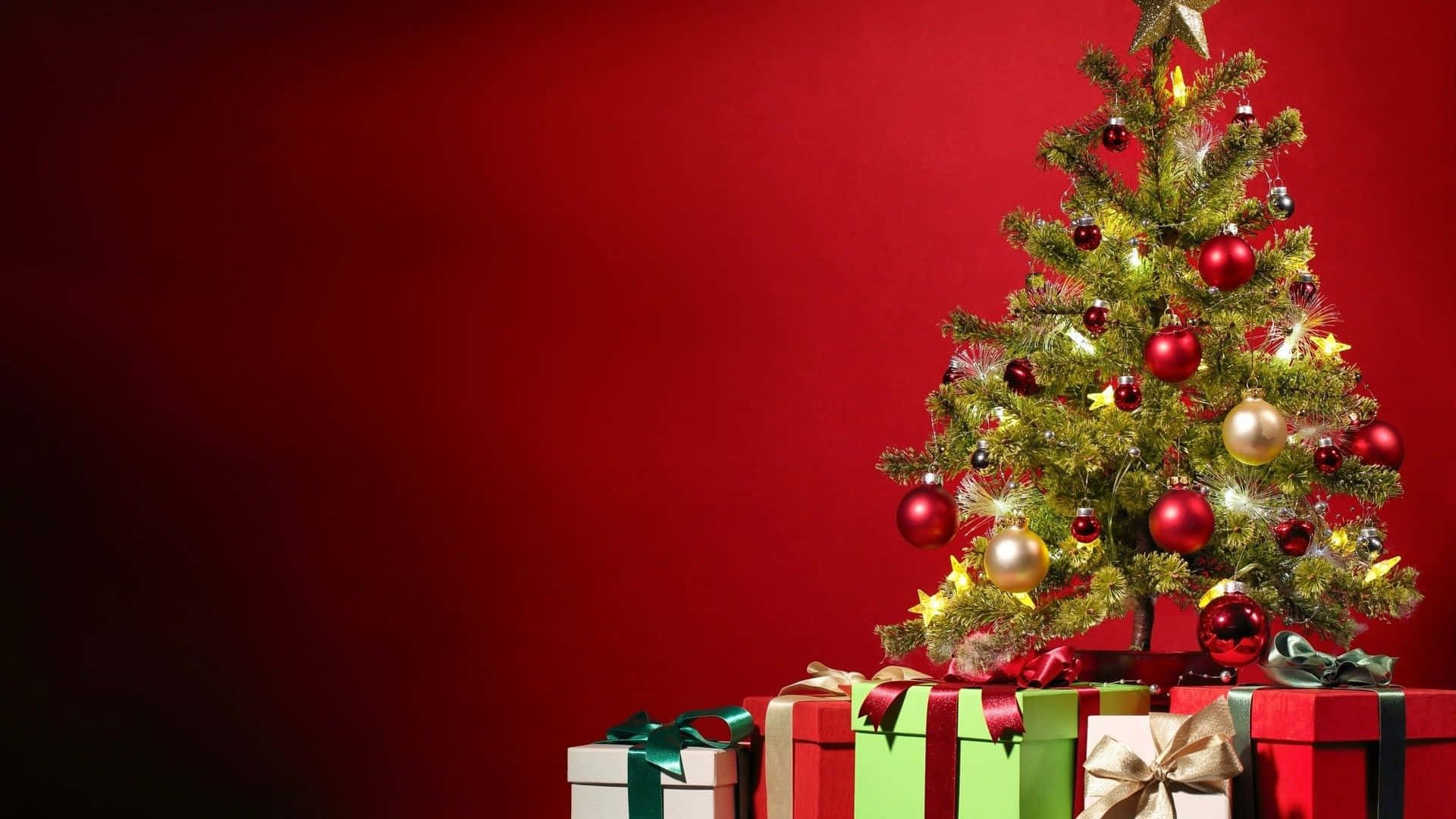 Maging masaya sa panahon ng Pasko kasama ang maligayang Christmas Tree na pinalamutian ng mga bituin at makukulay na palamuti Wallpaper