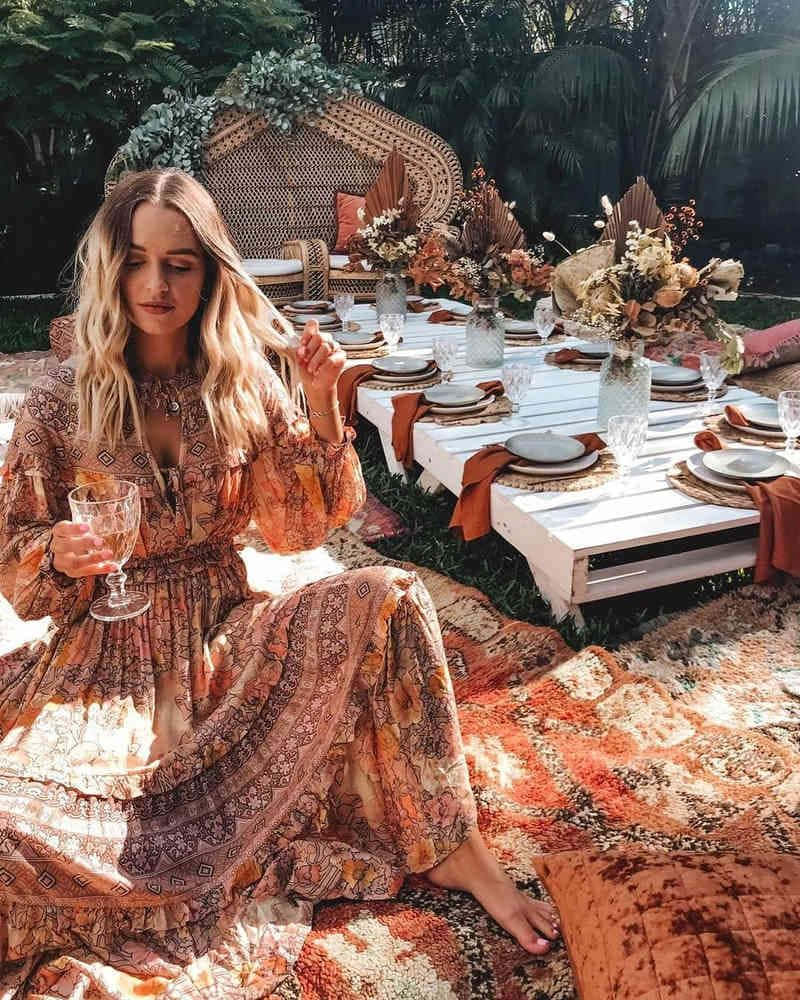 Maging maximalist at istilo gamit ang Aesthetic Boho fashion Wallpaper