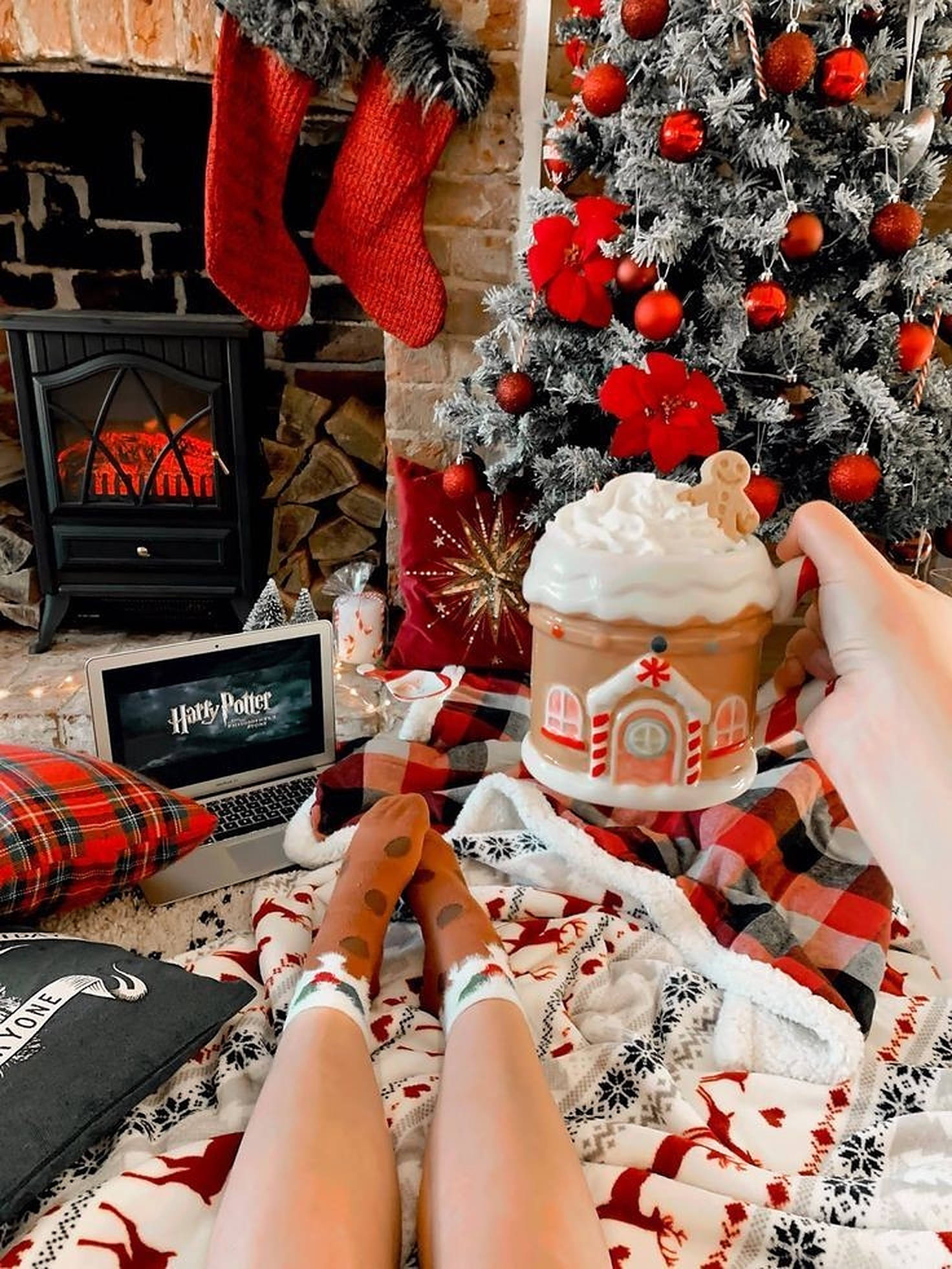 Maginhawang Aesthetic na Gingerbread Mug para sa Pasko Wallpaper