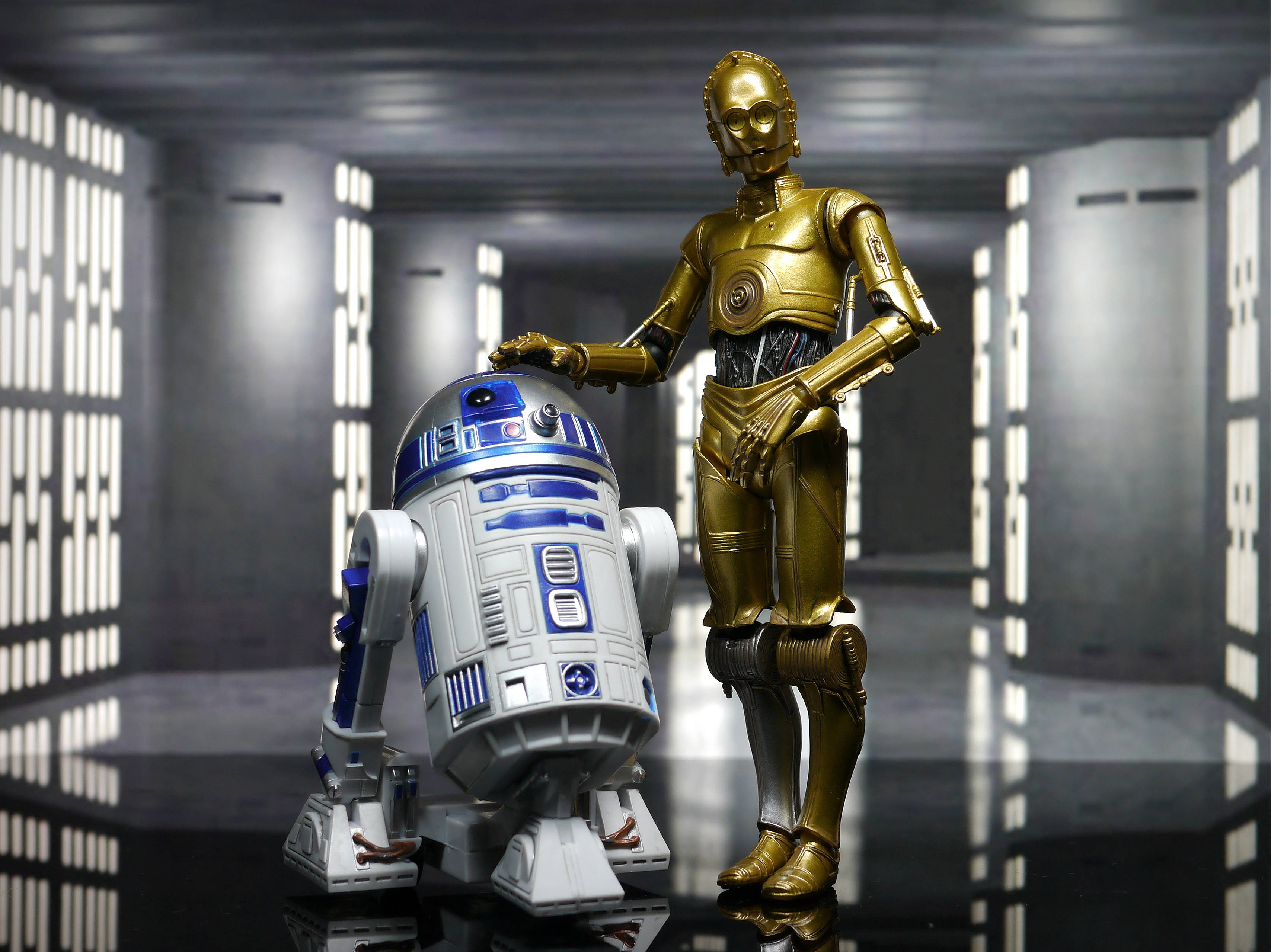 Magkaibang Droids C3PO R2D2 Wallpaper