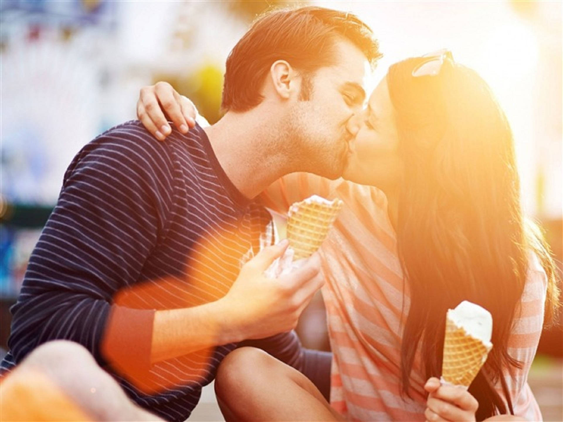 Magkasintahan na may Sorbetes na Romantikong Pag-ibig Wallpaper