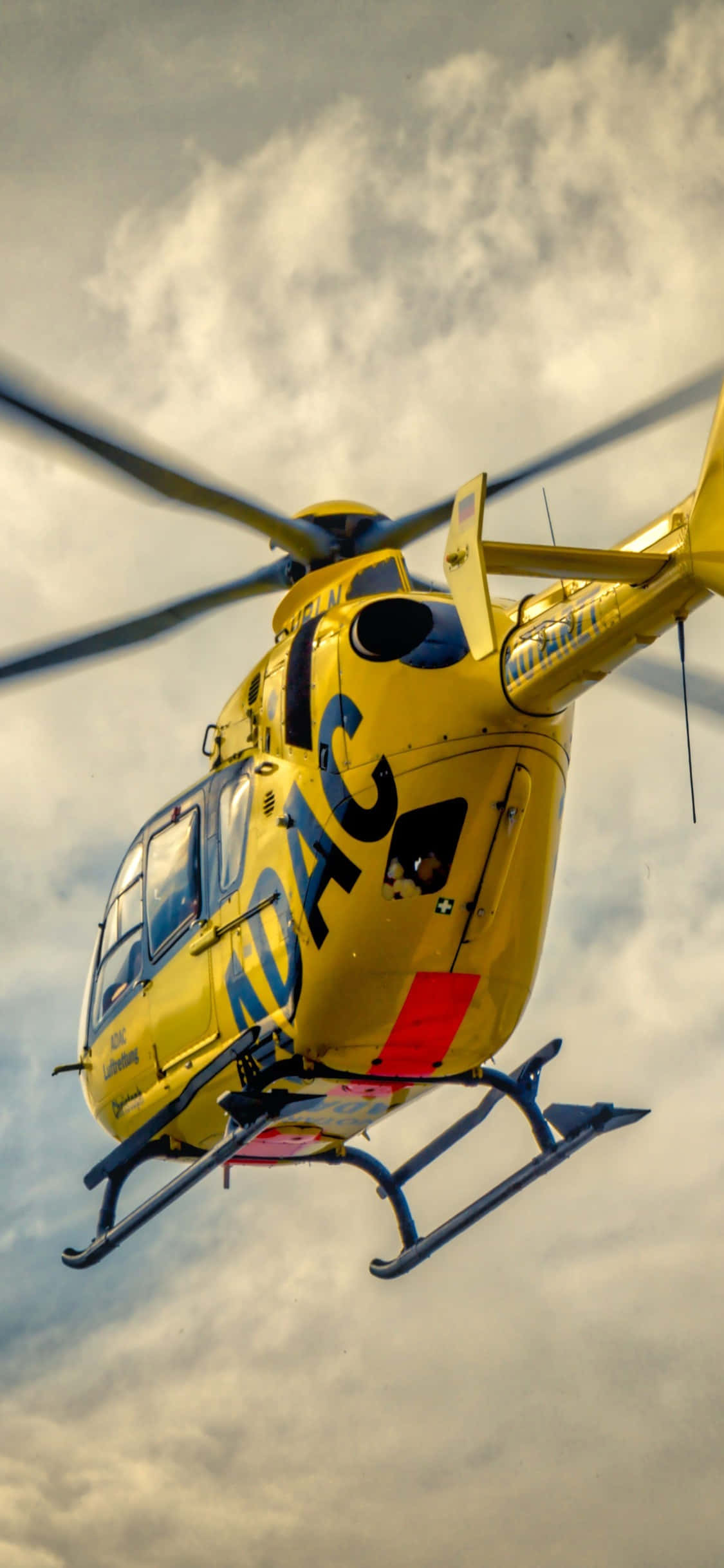 Maglakbay nang may estilo gamit ang isang iPhone Xs at isang Helikopter Wallpaper