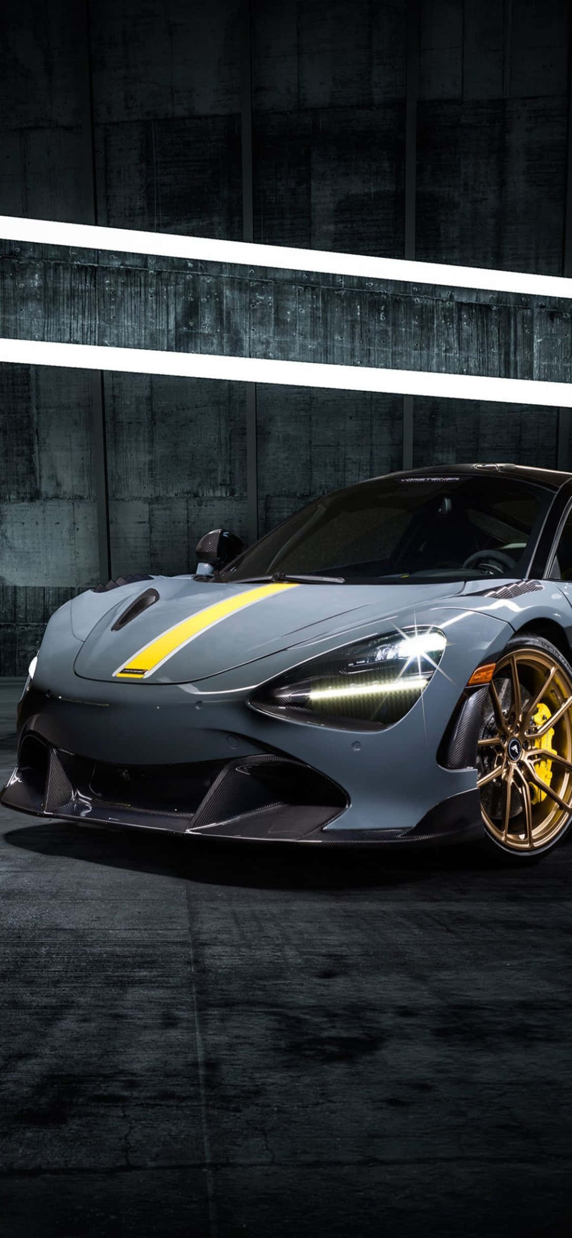 Maglakbay sa estilo gamit ang iPhone Xs at Mclaren 720s Wallpaper