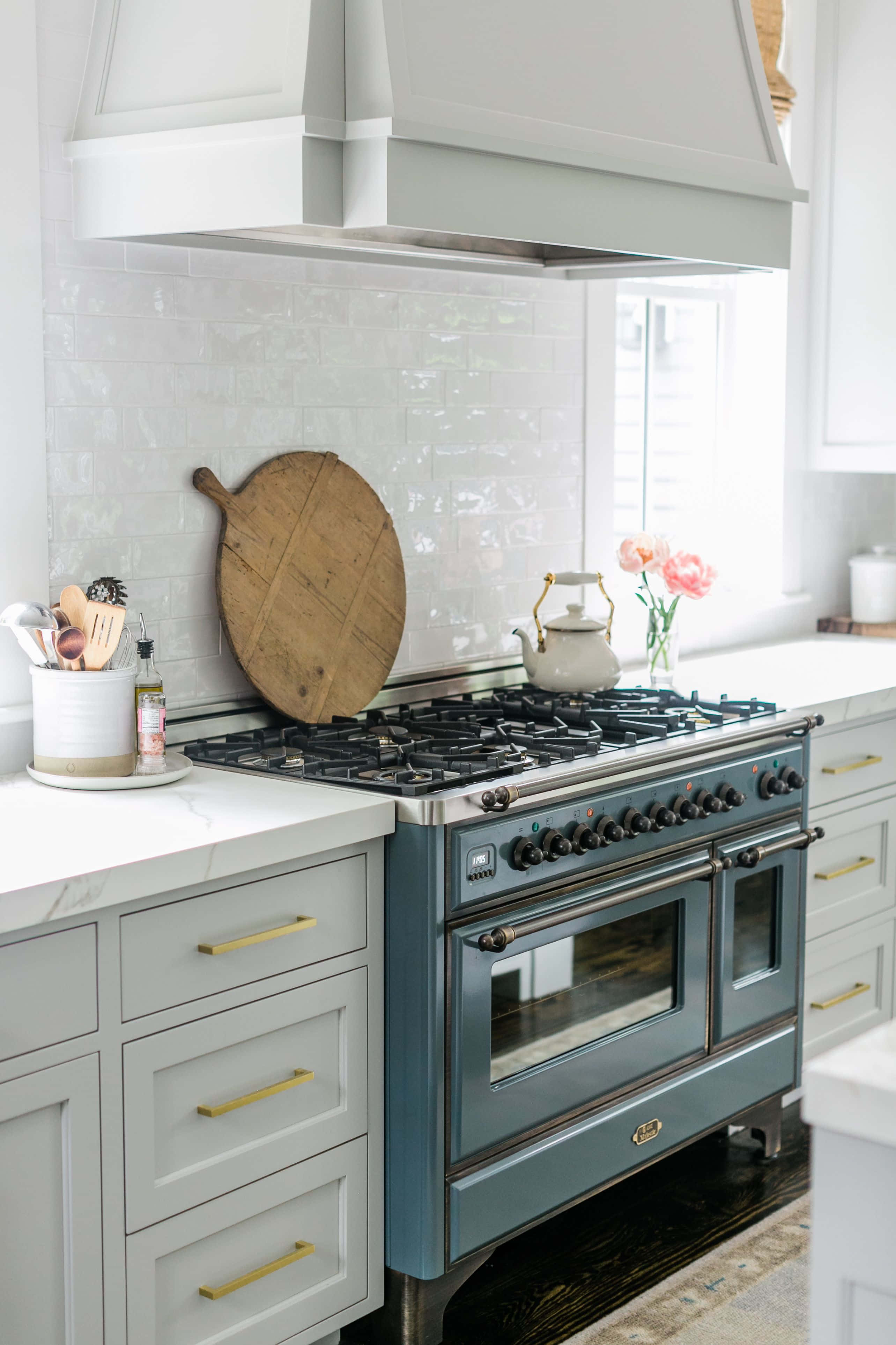 Magluto ng bagyo sa modern-style na electric stove Wallpaper