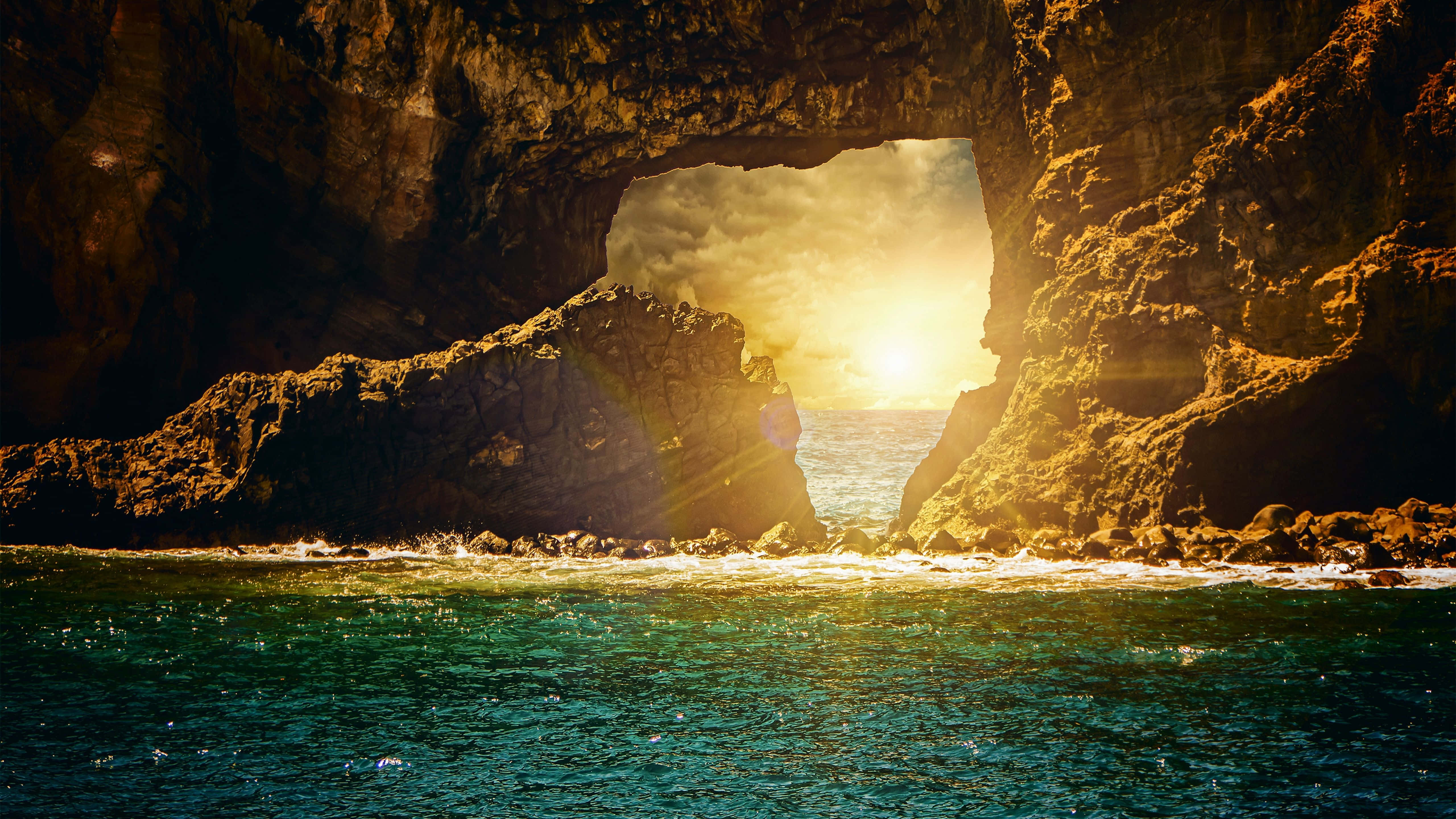 Magnipikong Pagbubuntong sa Isang Baybaying Pampang Wallpaper