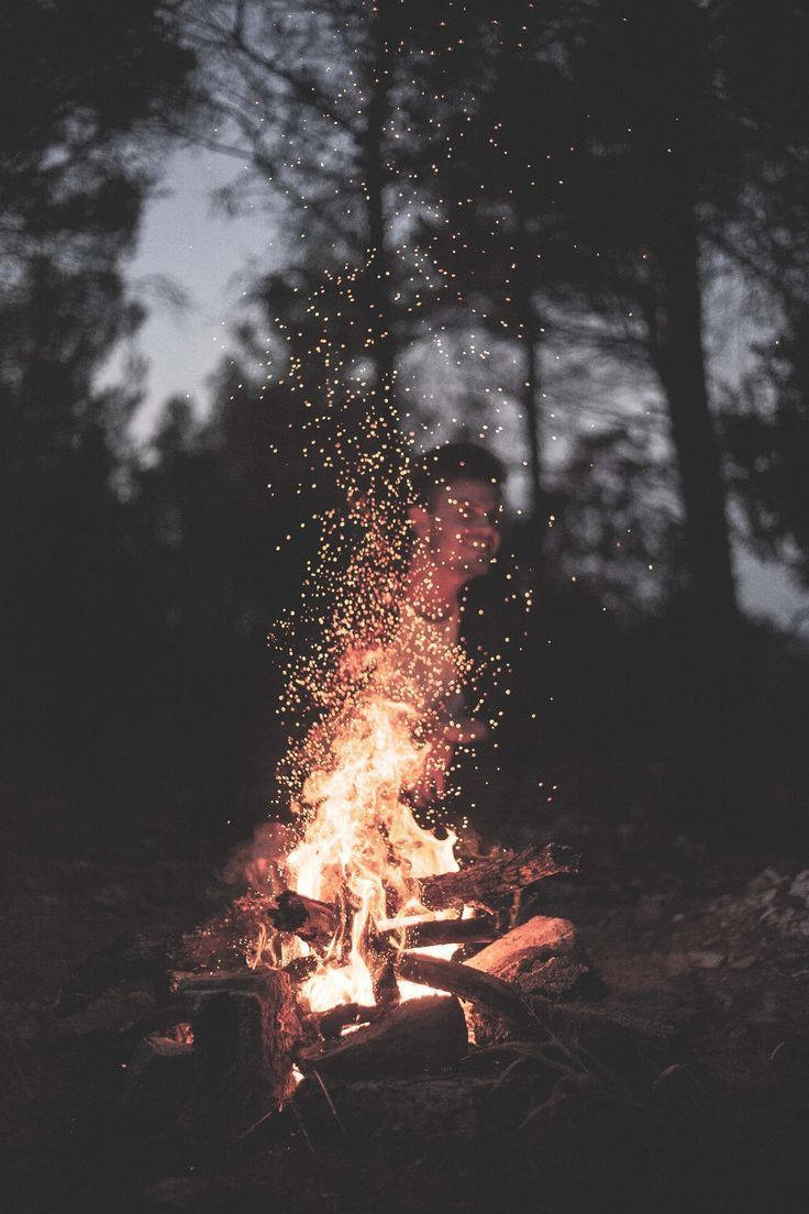 Magpahinga sa Gitna ng Kalikasan sa Iyong Susunod na Camping Trip Wallpaper