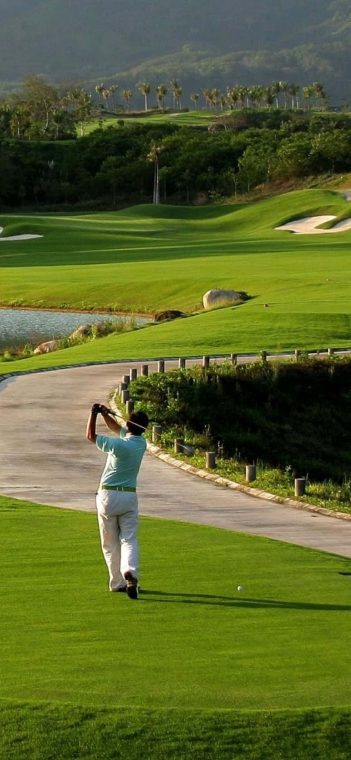 Magsagawa ng Swing sa Magandang Course na ito Wallpaper
