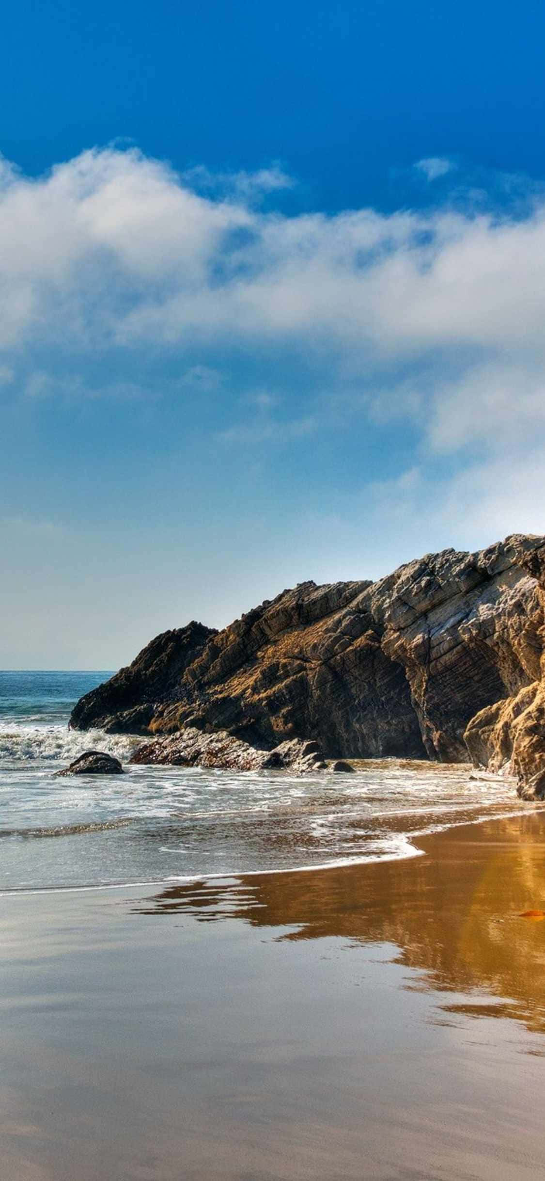 Magsaya ng isang magandang tanawin ng karagatan kasama ang iyong iPhone Xs Malibu Wallpaper