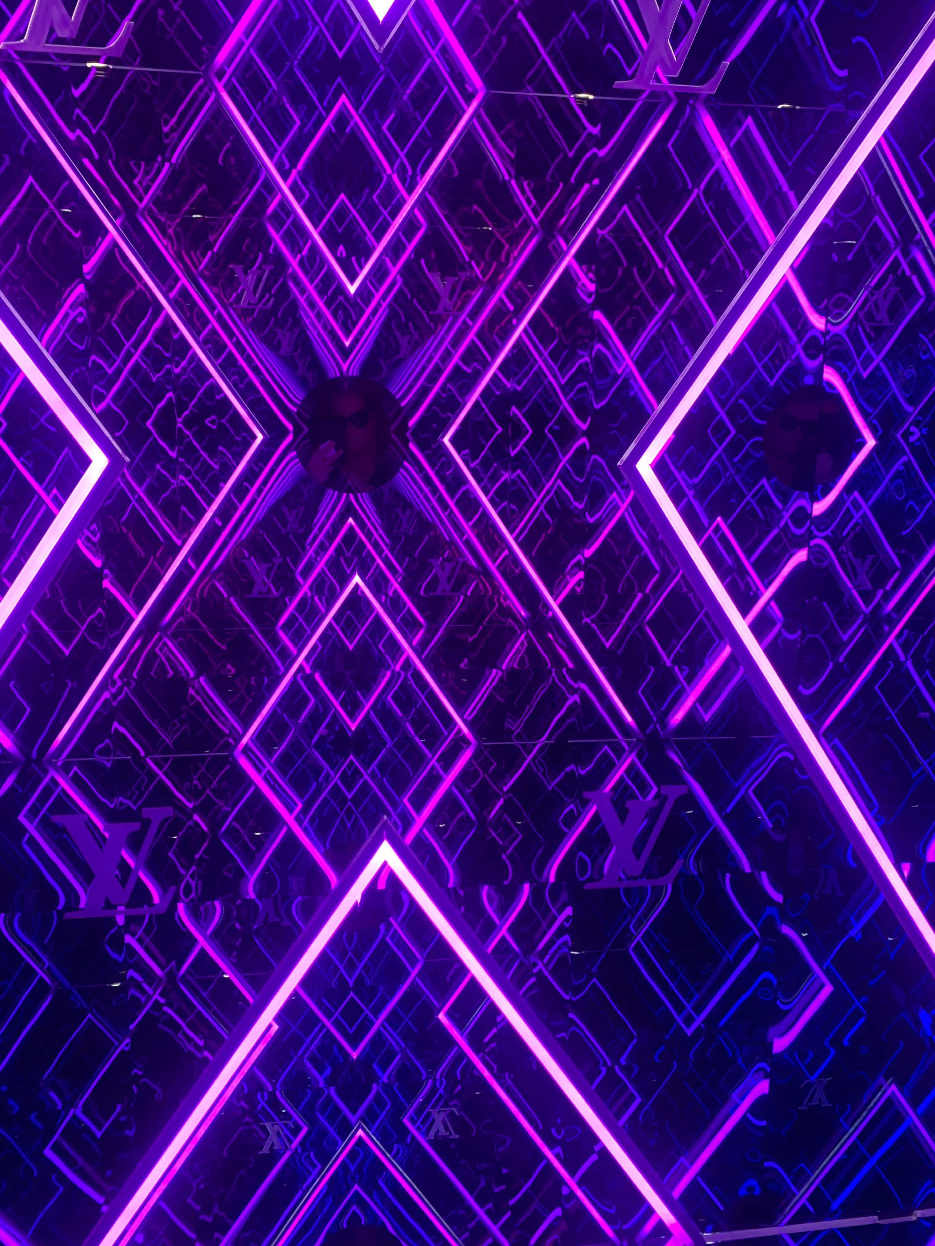 Magsaya ng isang masiglang na purple na neon background. Wallpaper