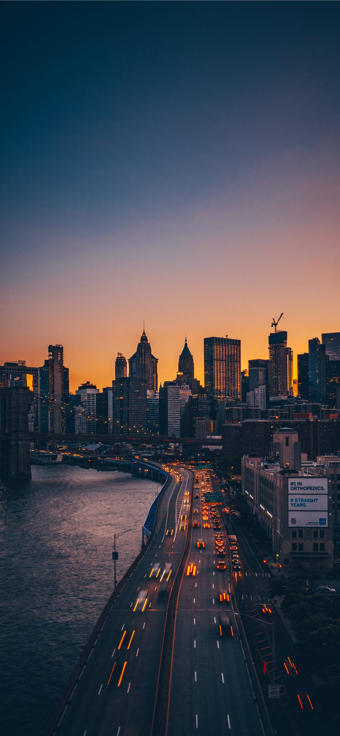 Magsaya sa isang nakakabig na tanaw ng skyline ng New York mula sa iyong iPhone Wallpaper