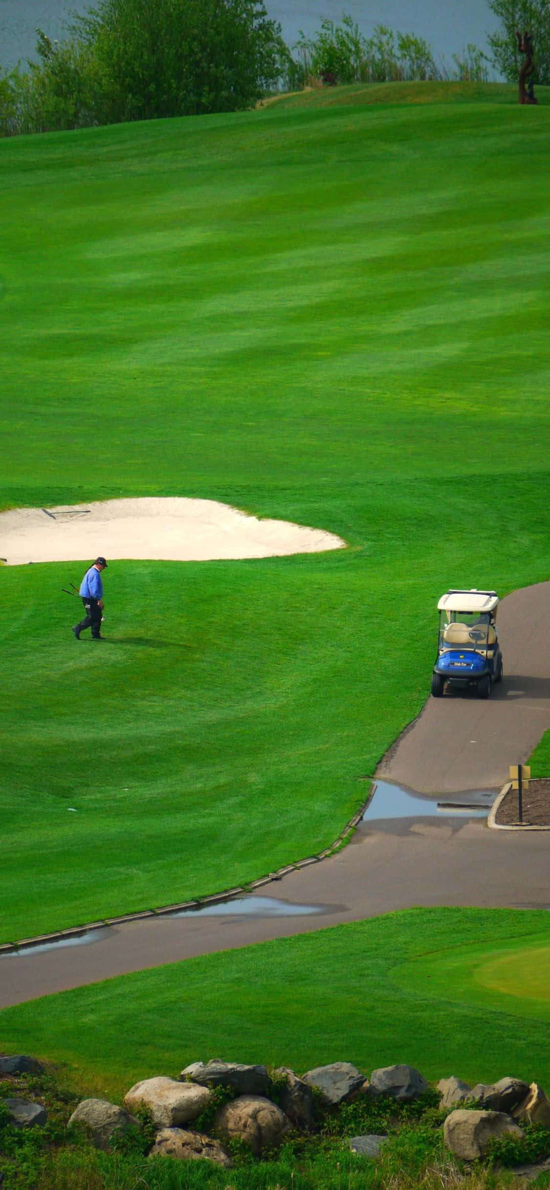 Magsaya sa isang payapang round ng golf sa harap ng isang nakakahugong background Wallpaper