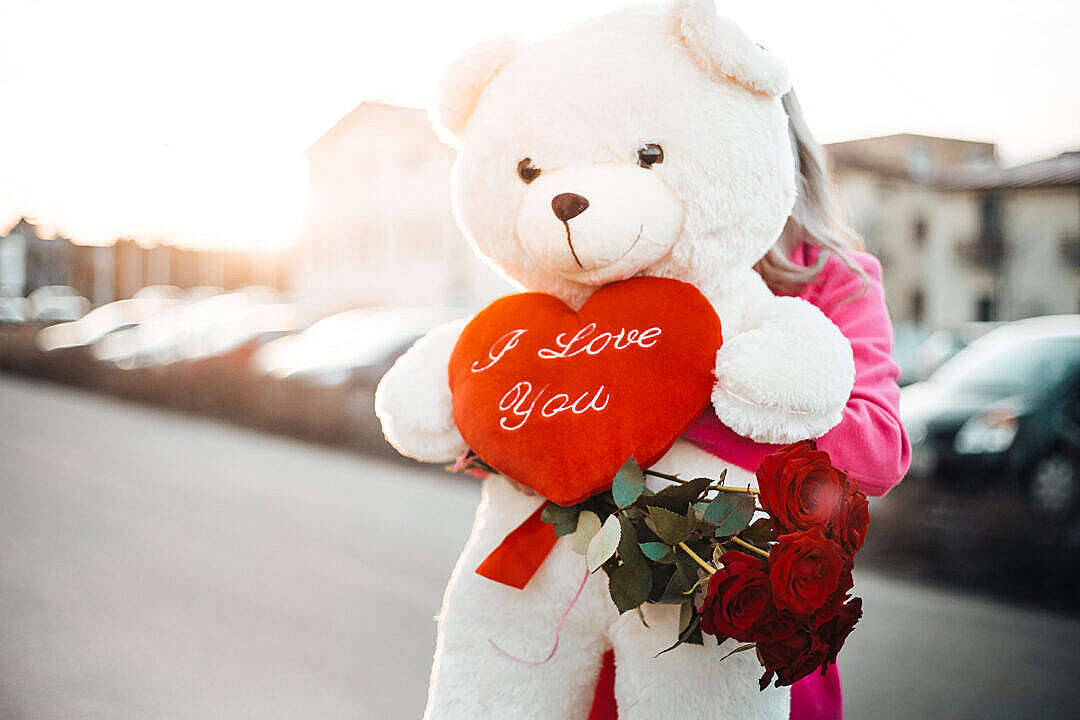 Mahal na Babae na May Teddy Bear Wallpaper