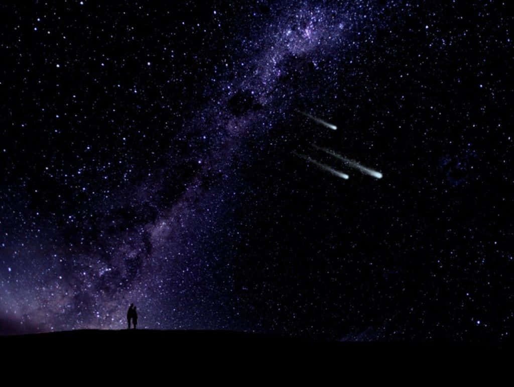 Mahiwagang Gabing Langit na May Tatlong Kumikinang na Bumabagsak na Bituin Wallpaper