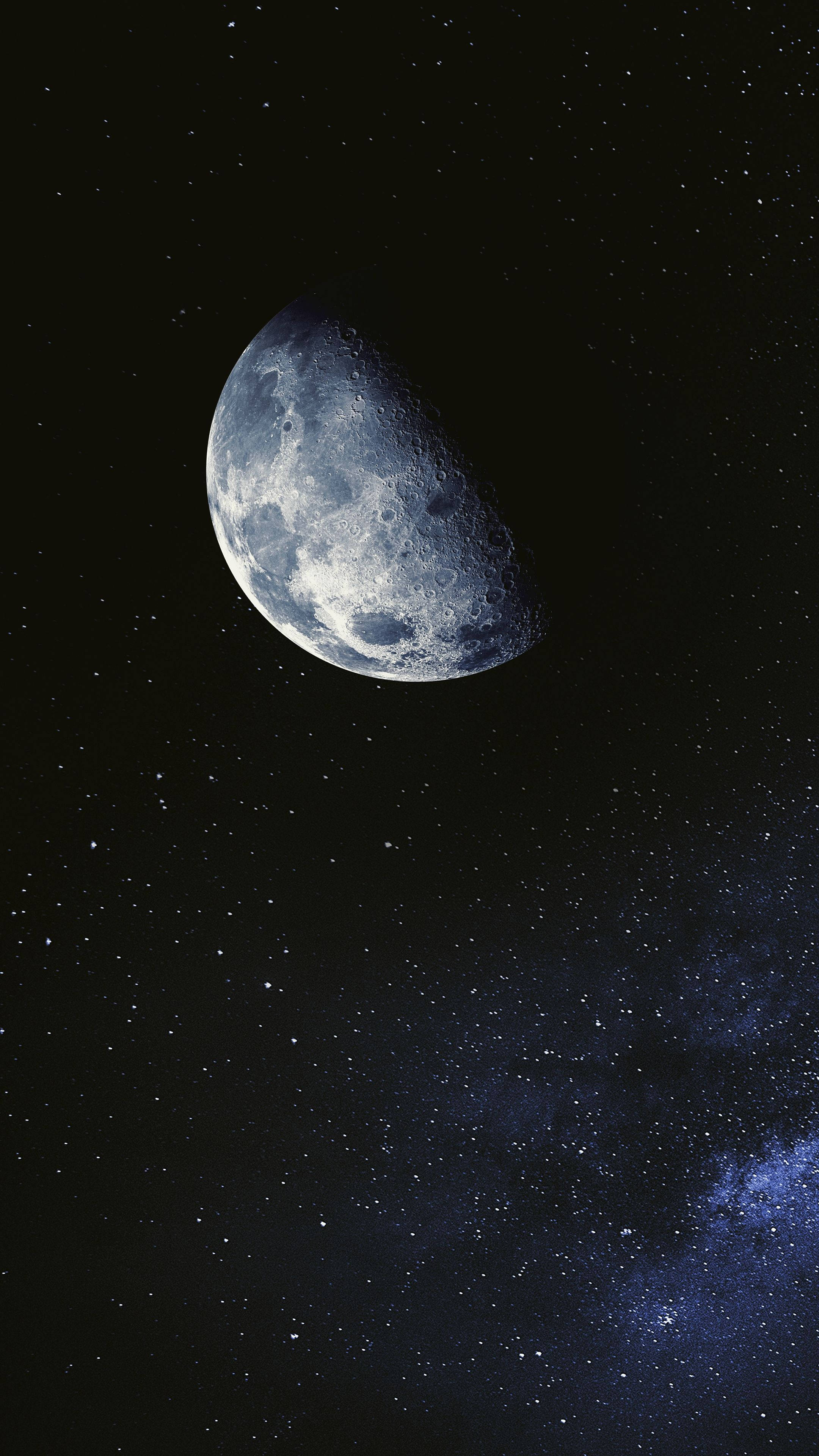 Mahiwagang Half Moon na Sumisikat sa Madilim na Kalangitan - 4K Ultra HD Wallpaper para sa Telepono Wallpaper