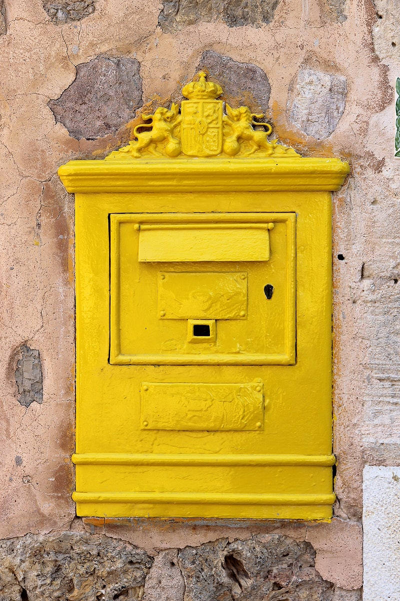 Mailbox na Dilaw na Ornate Wallpaper