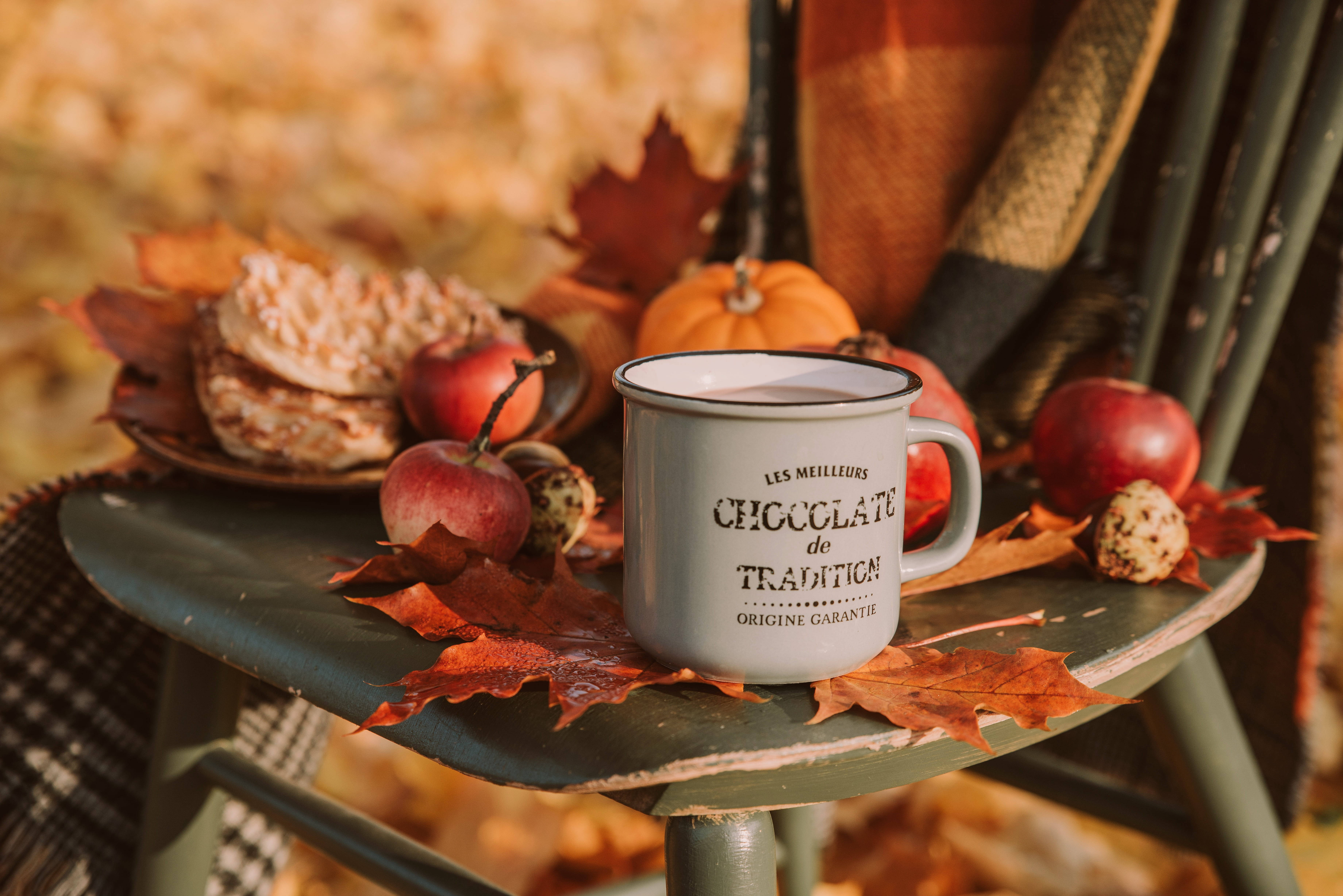 Mainit na Autumn White Mug sa Stool Wallpaper
