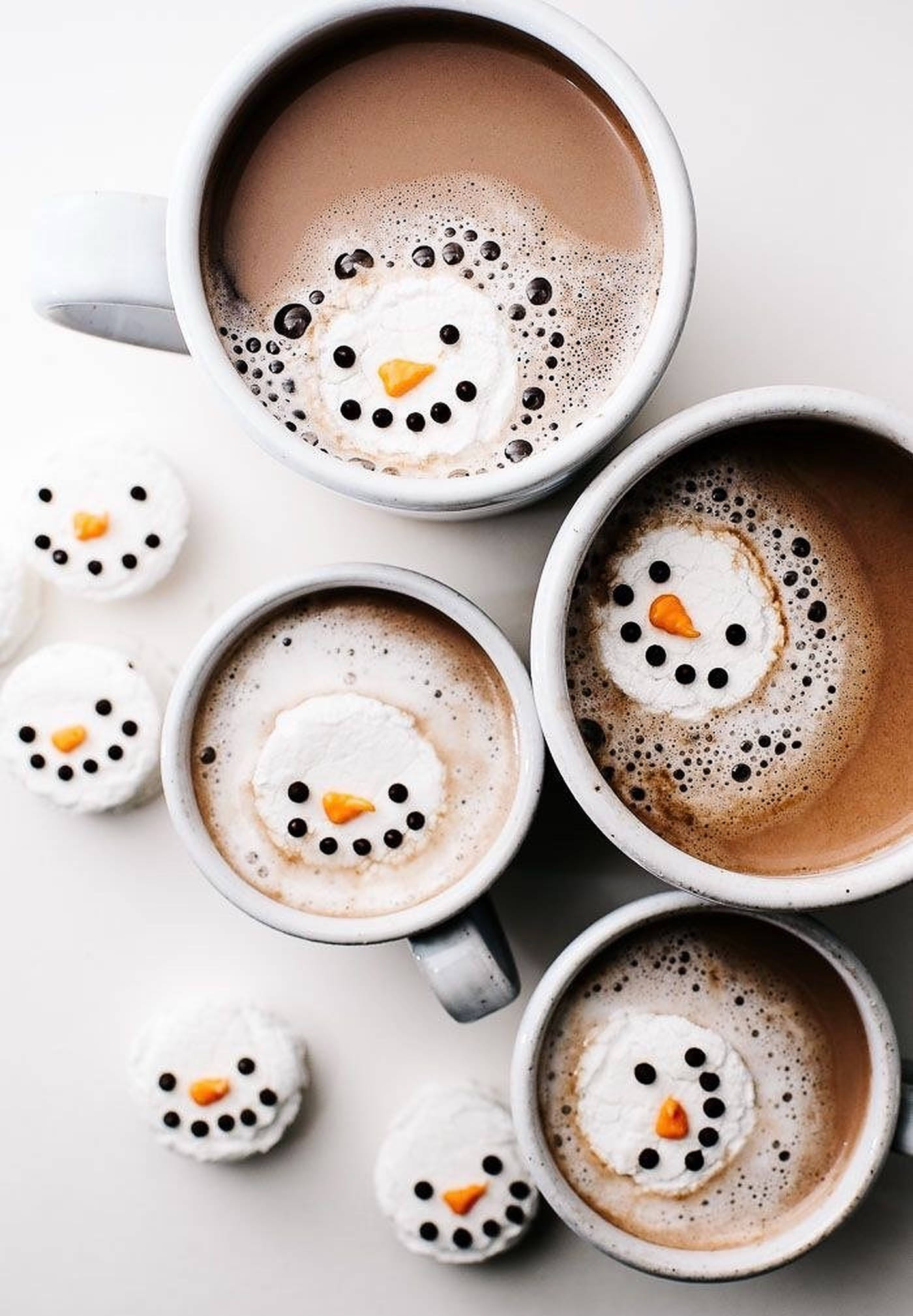 Mainit na Paskong Estetika na Inumin na may Snowman Wallpaper