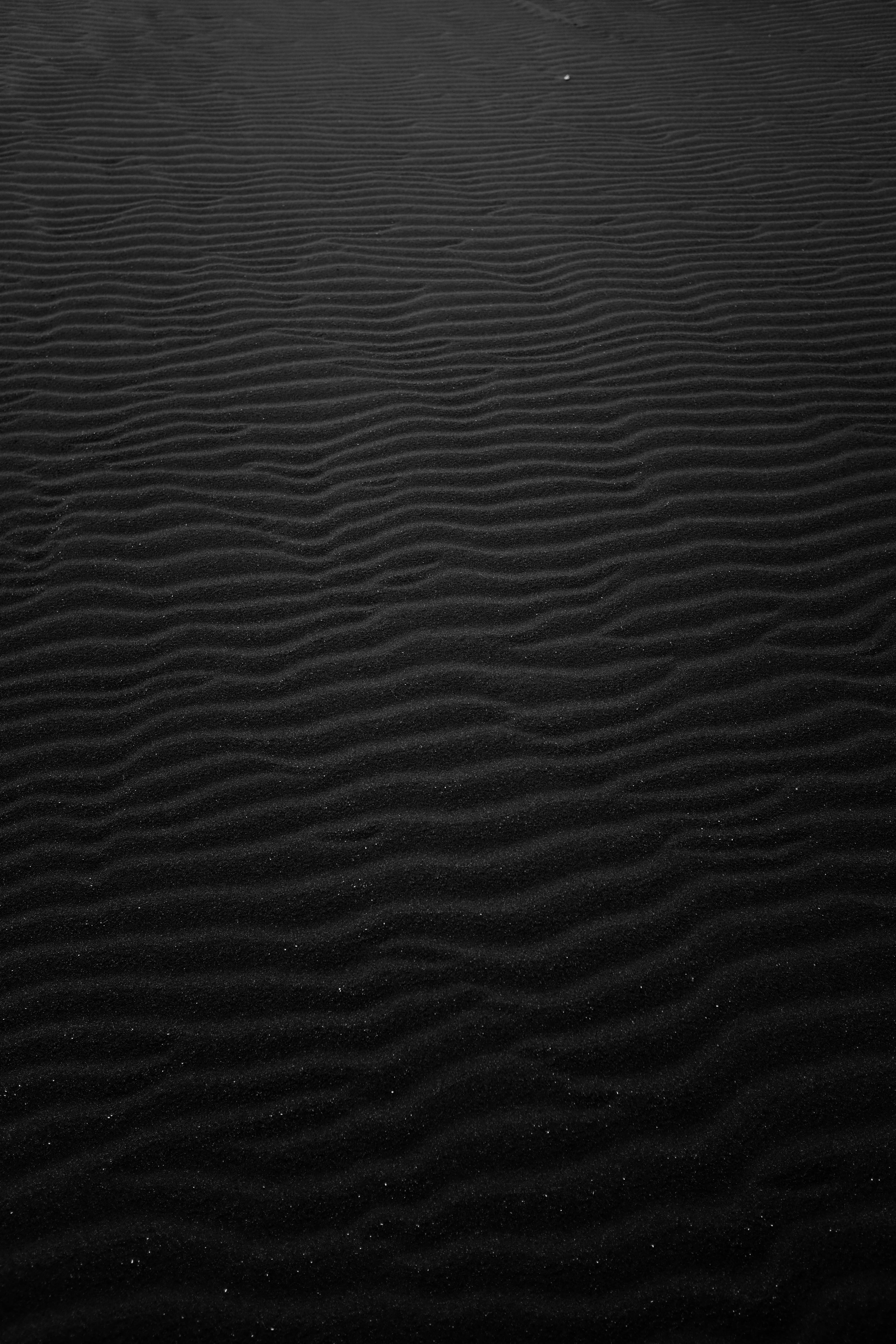 Maitim na Buhangin na Malamig na Itim Wallpaper