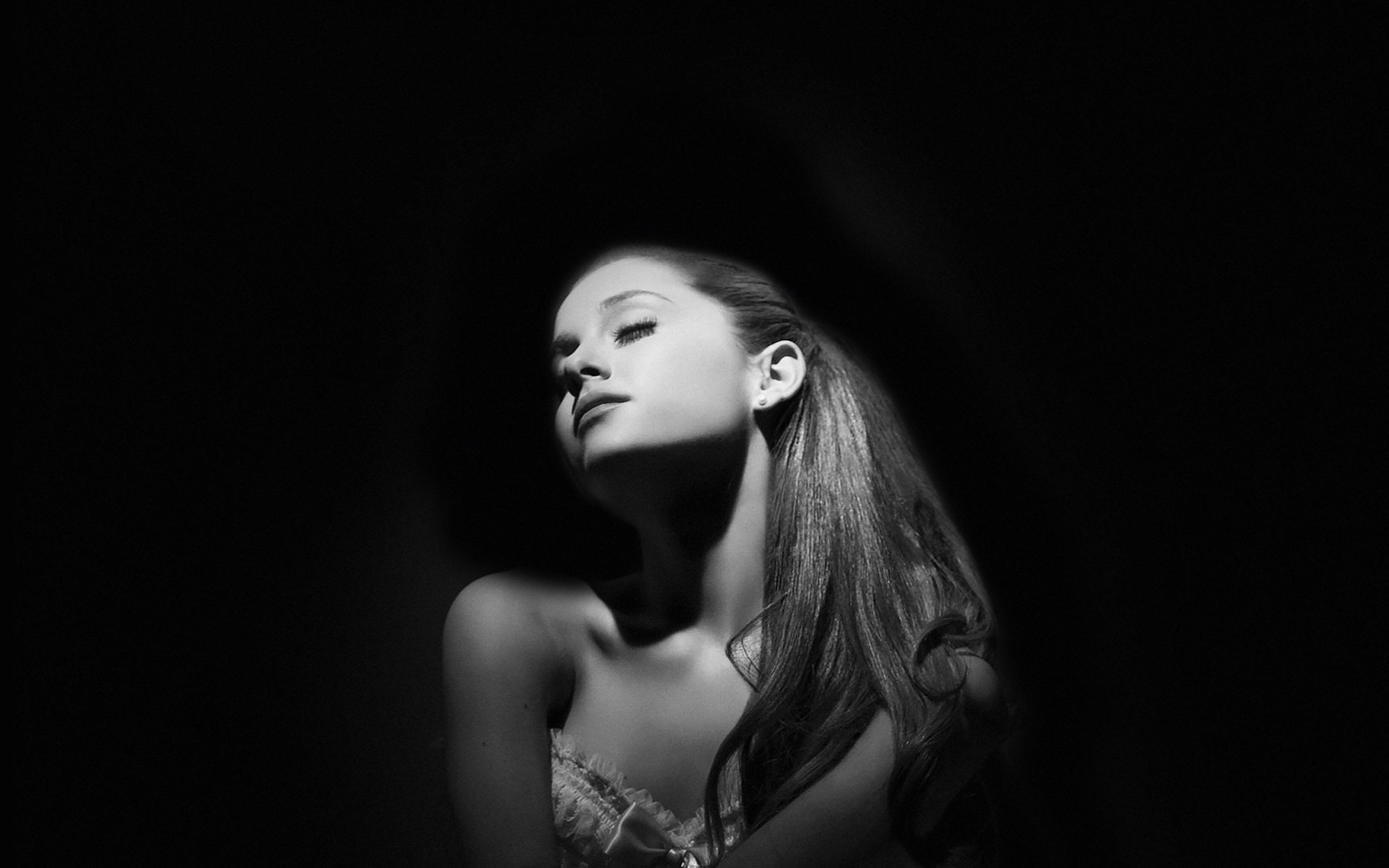 Maitim na Laptop Ariana Grande Wallpaper