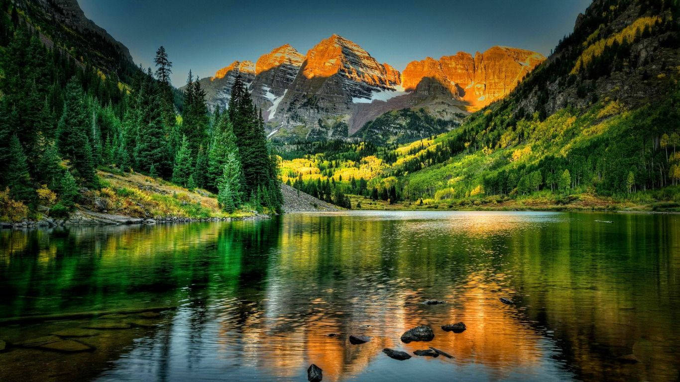Majestic scenerary of Maroon Bells Lake Wallpaper