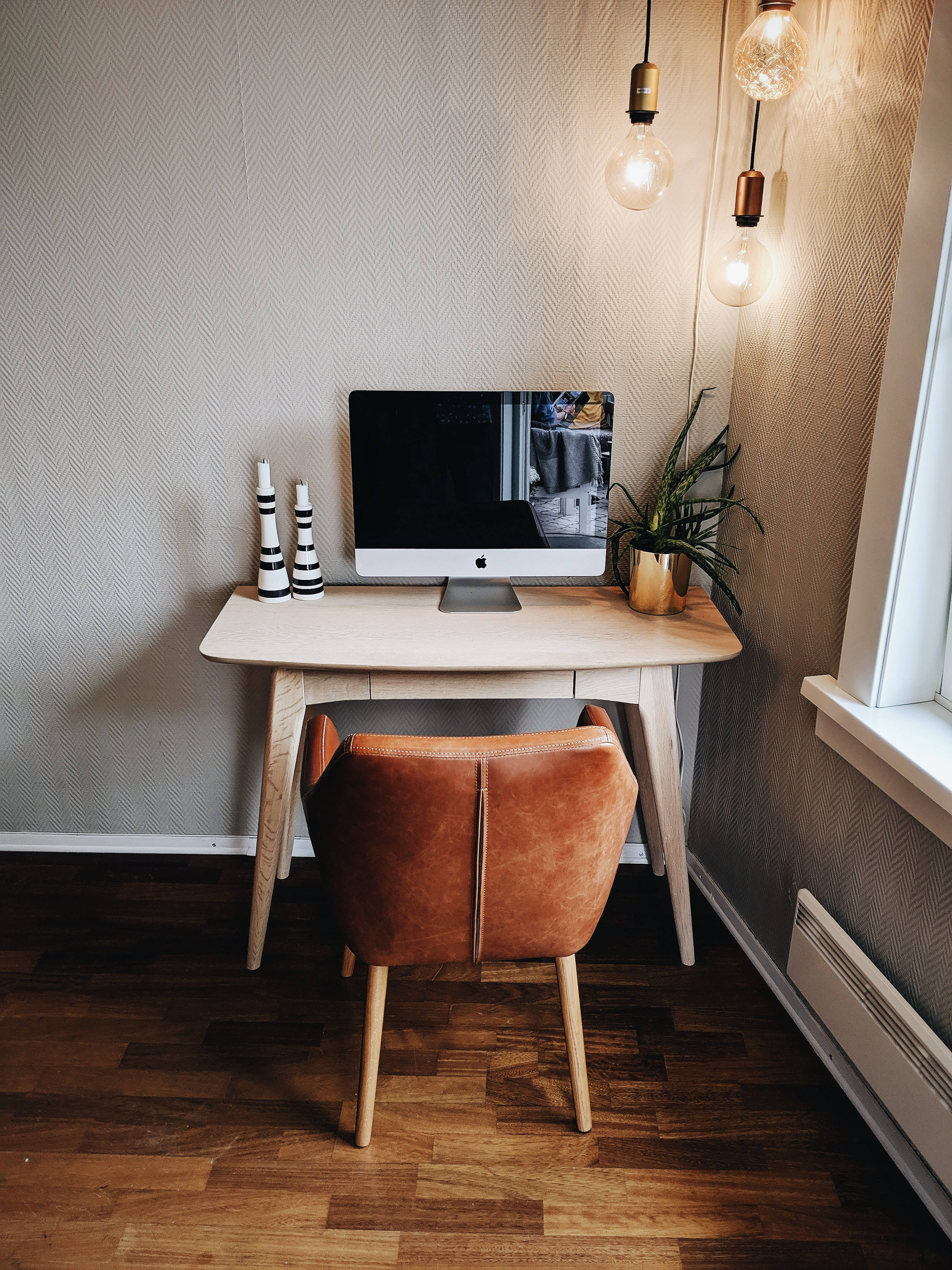 Makabagong Aesthetic Mac Setup na may Mainit na Ilaw Wallpaper