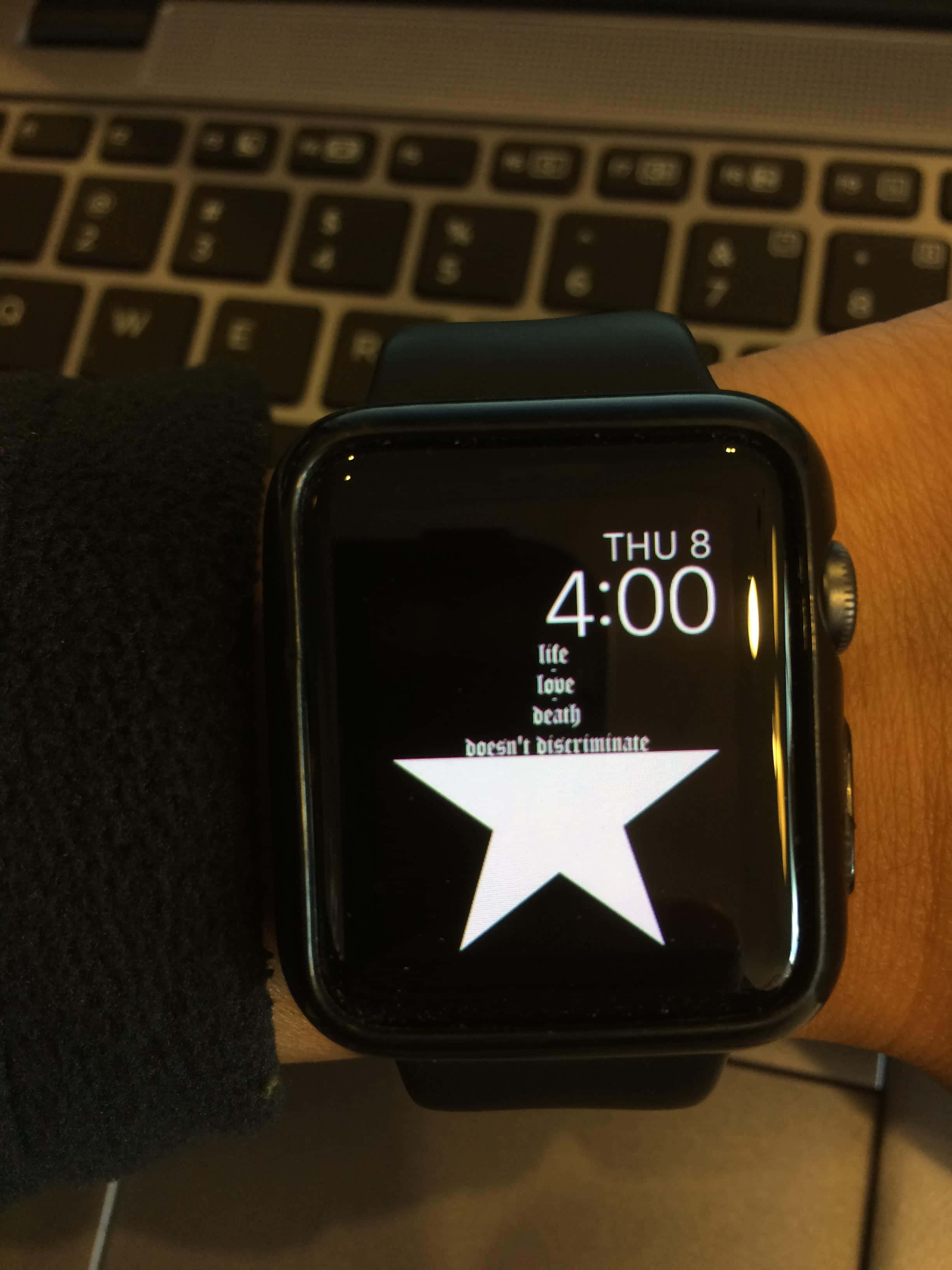 Makabagong Apple Watch na Nagpapakita ng Mga Tampok na Pangkalusugan Wallpaper