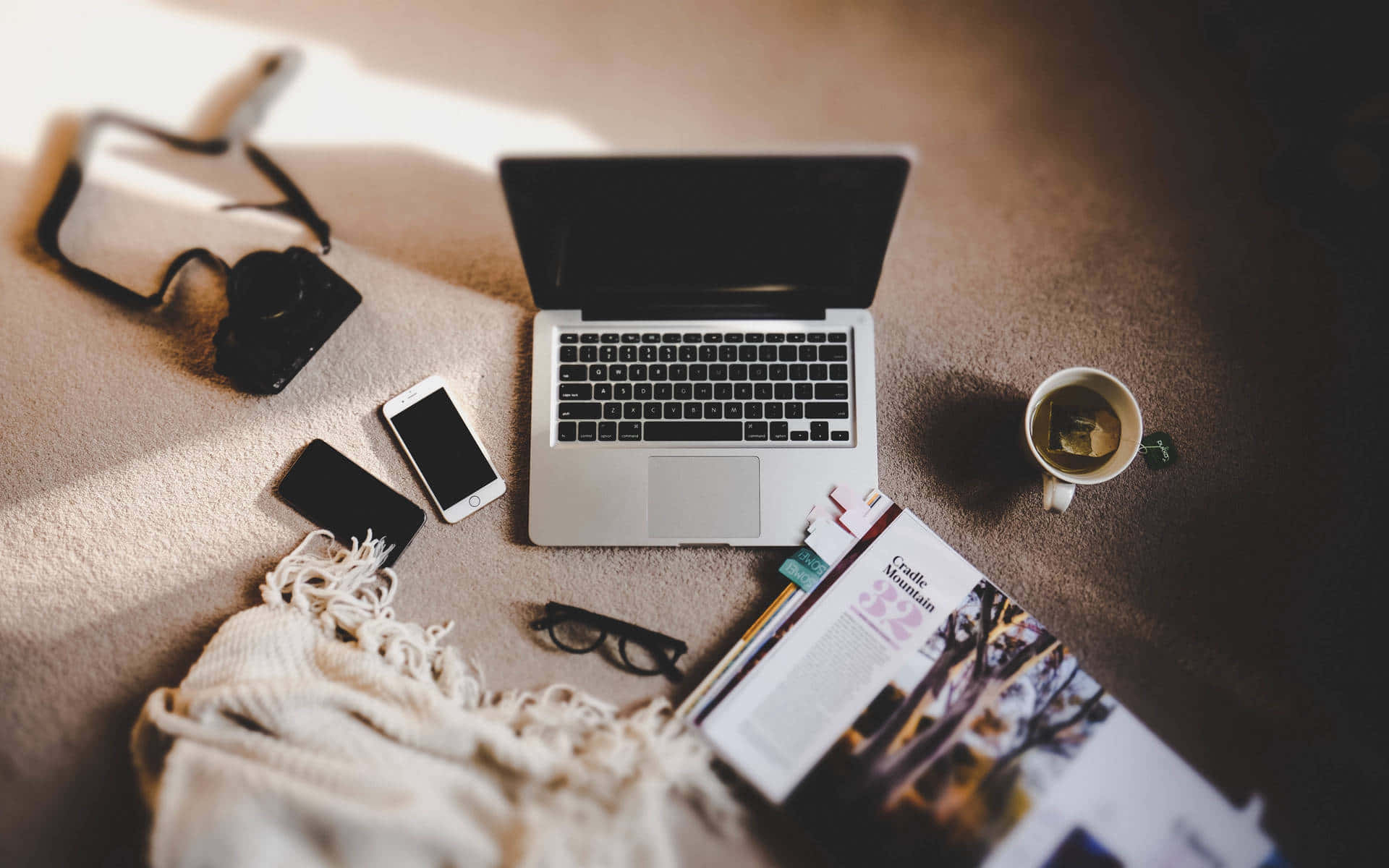 Makamit ang Aesthetic Mastery gamit ang Makinis na Laptop na Ito Wallpaper