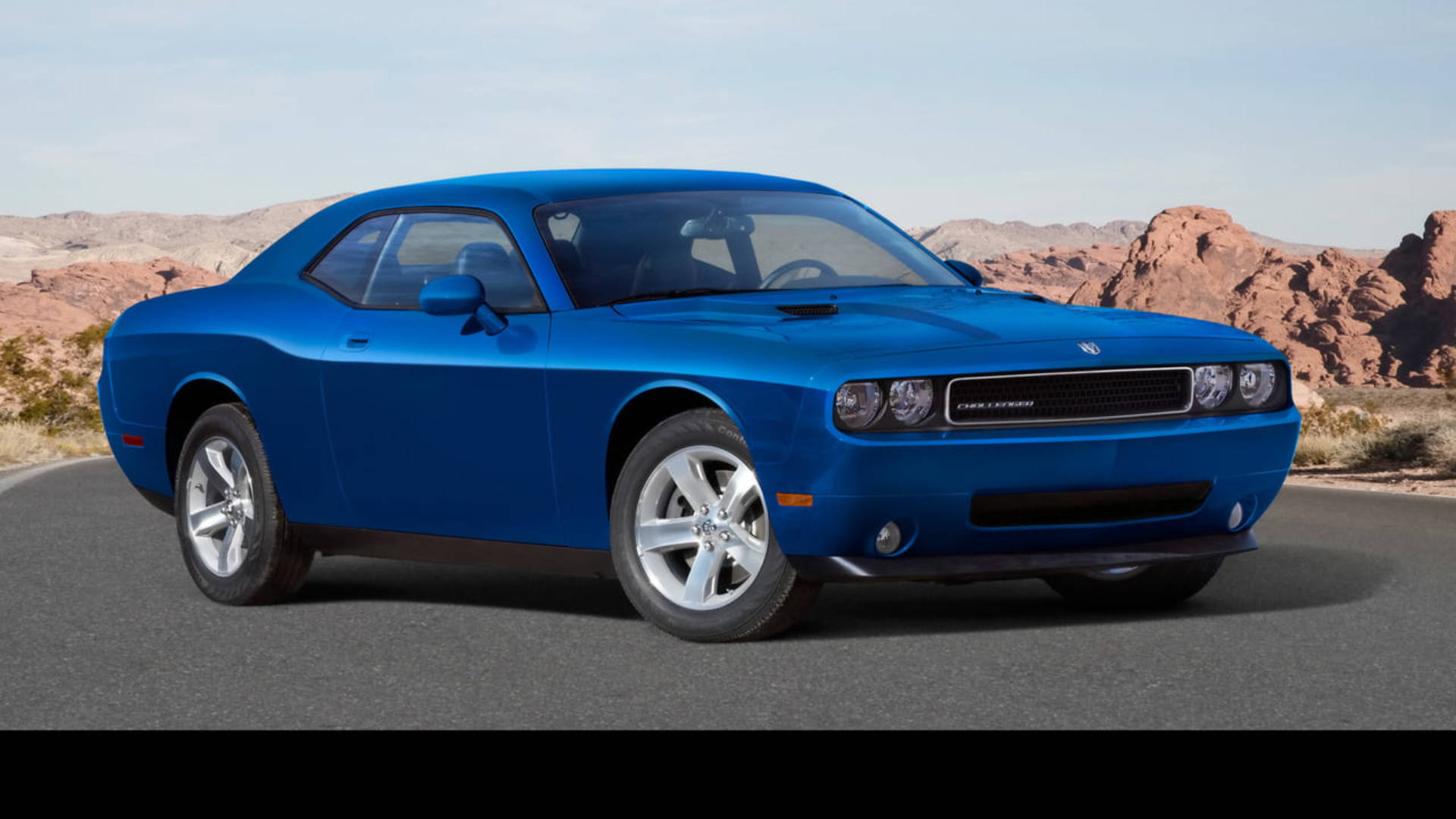 Makapangyarihang Asul na Dodge Challenger sa Isang Dinamikong Pose Wallpaper