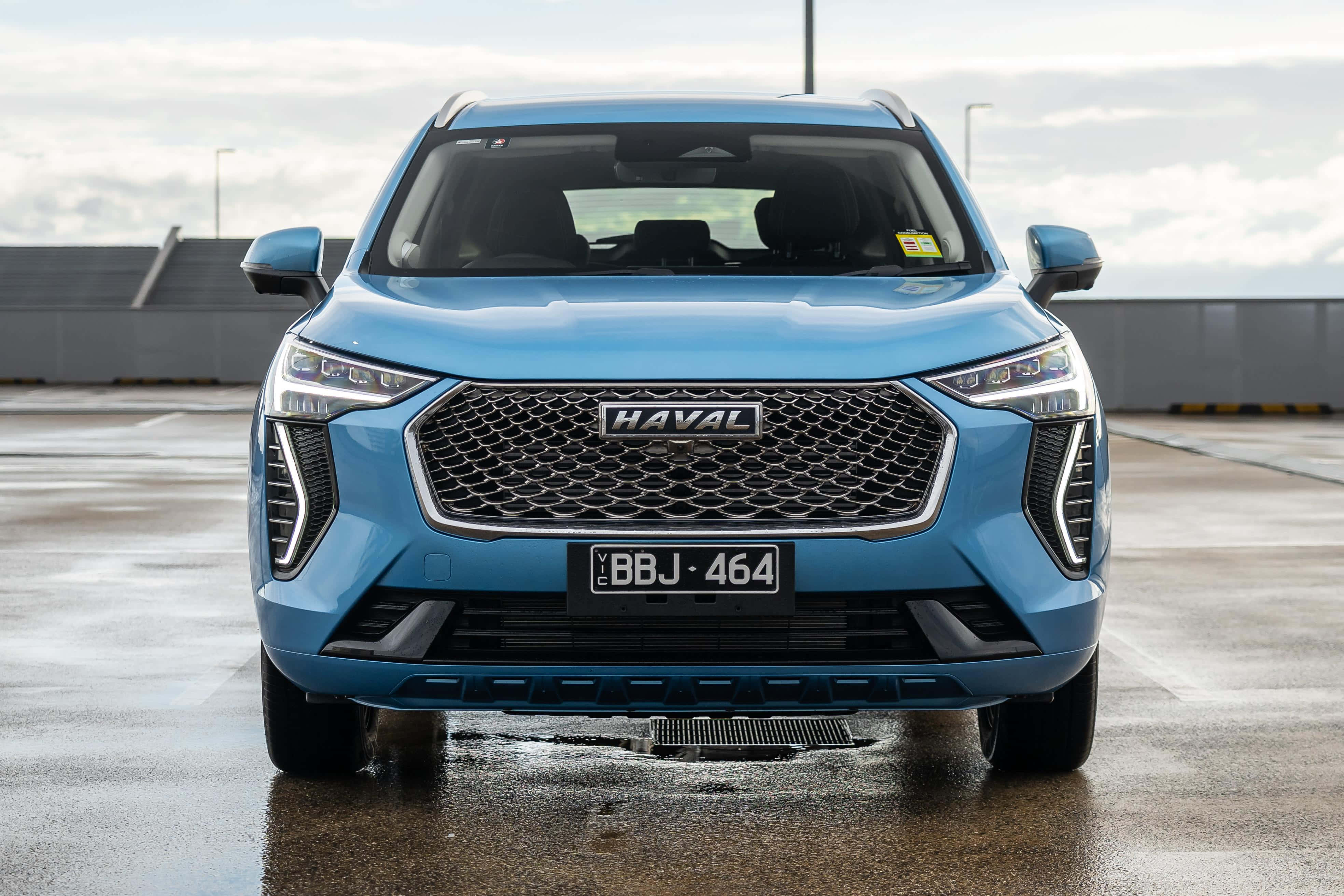Makinis at Modernong Haval SUV na Nagmamaneho sa Isang Malawak na Tanawin Wallpaper