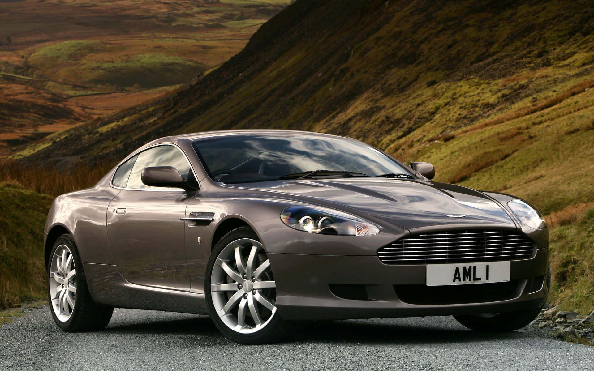 Makinis na Aston Martin DB9 sa Bukas na Daan Wallpaper