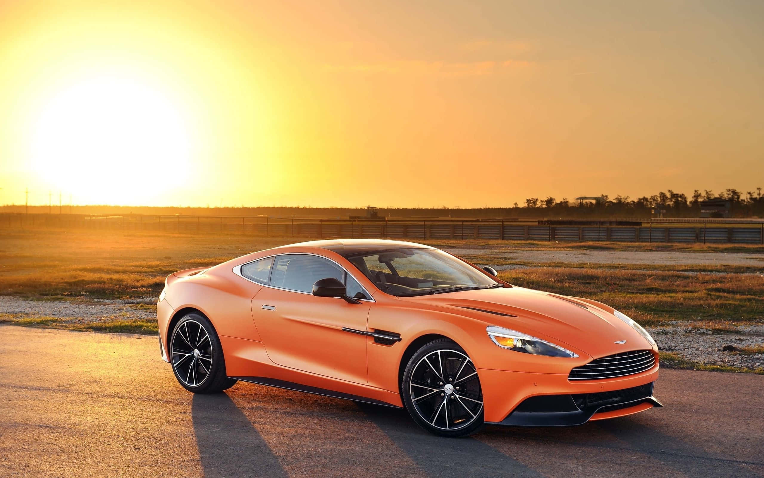 Makinis na Aston Martin Vanquish na Gumagalaw Wallpaper