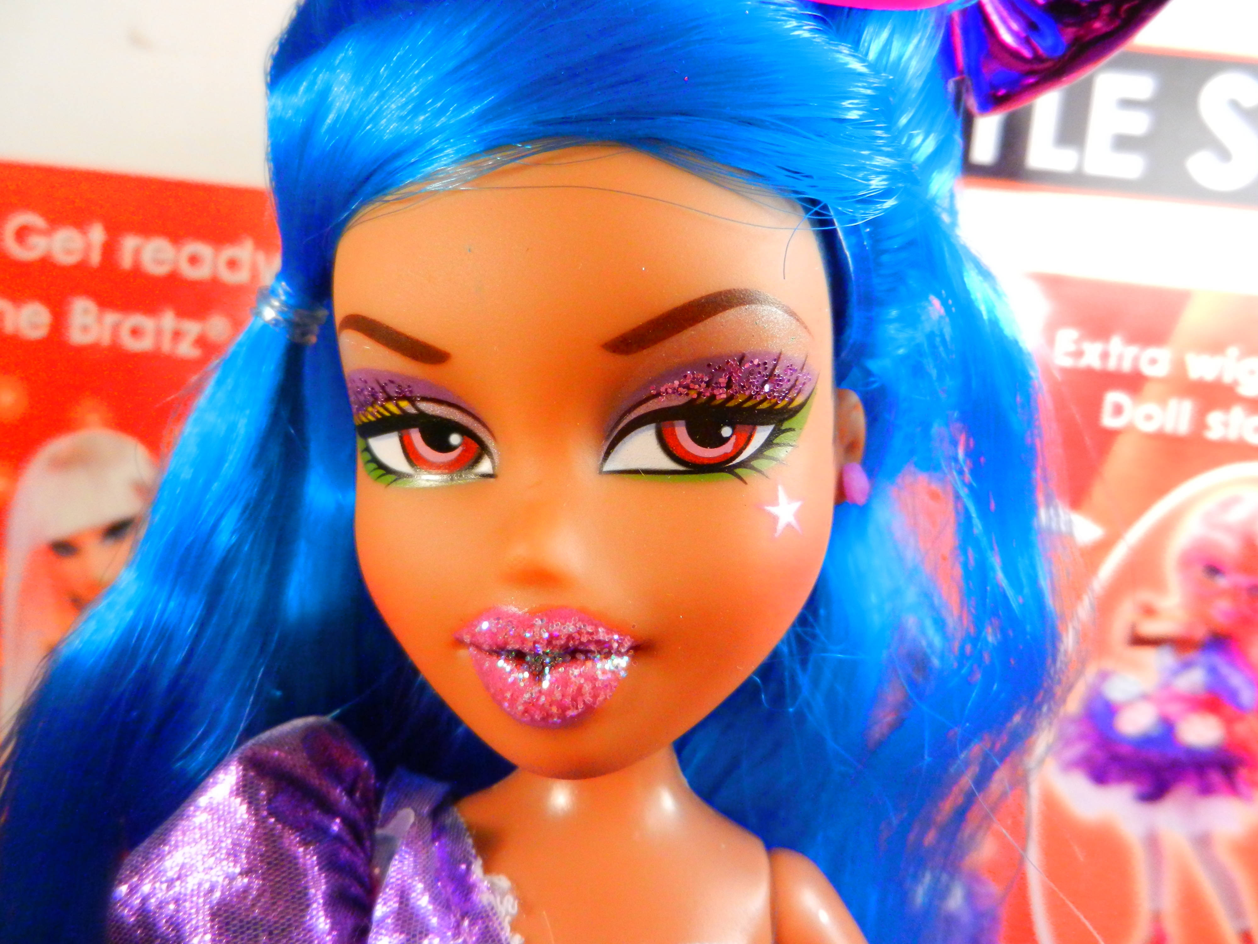Makintab na Bratz na may Asul na Buhok na Aesthetic Wallpaper