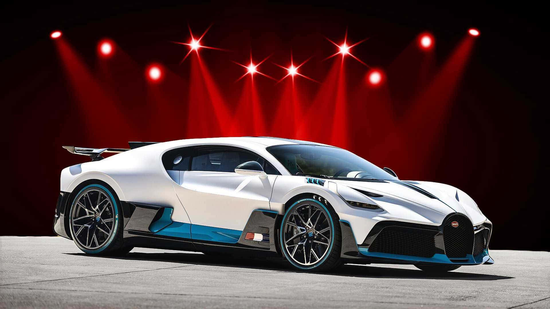 Makintab na Pulang Sports Car sa Paglubog ng Araw Wallpaper