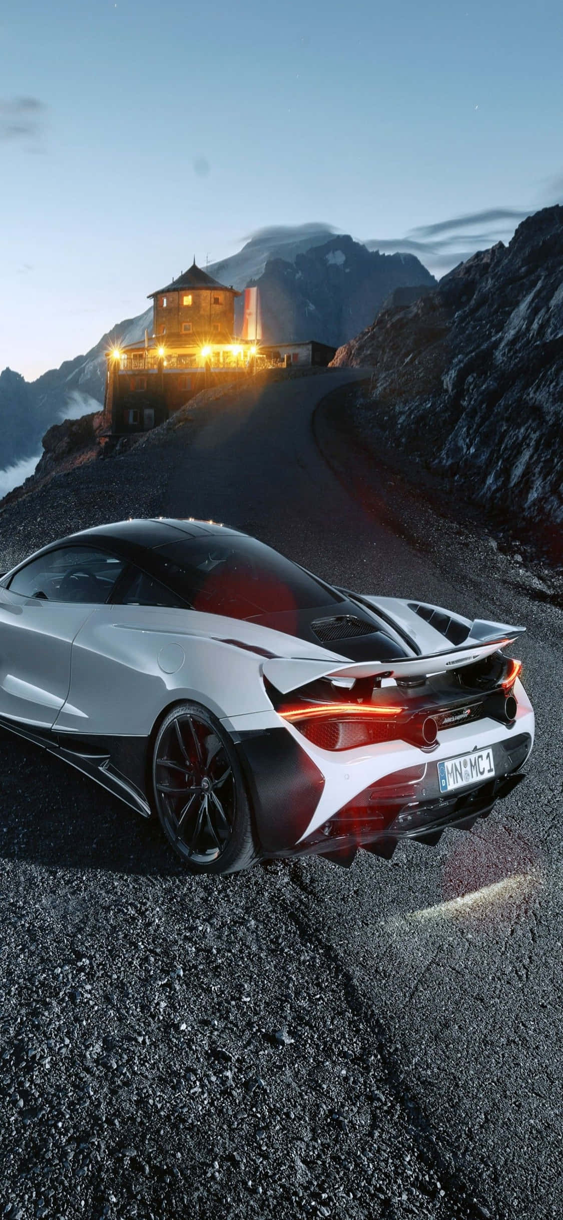 Makipagkarera sa pinakamahusay gamit ang isang iPhone Xs at McLaren 720s Wallpaper