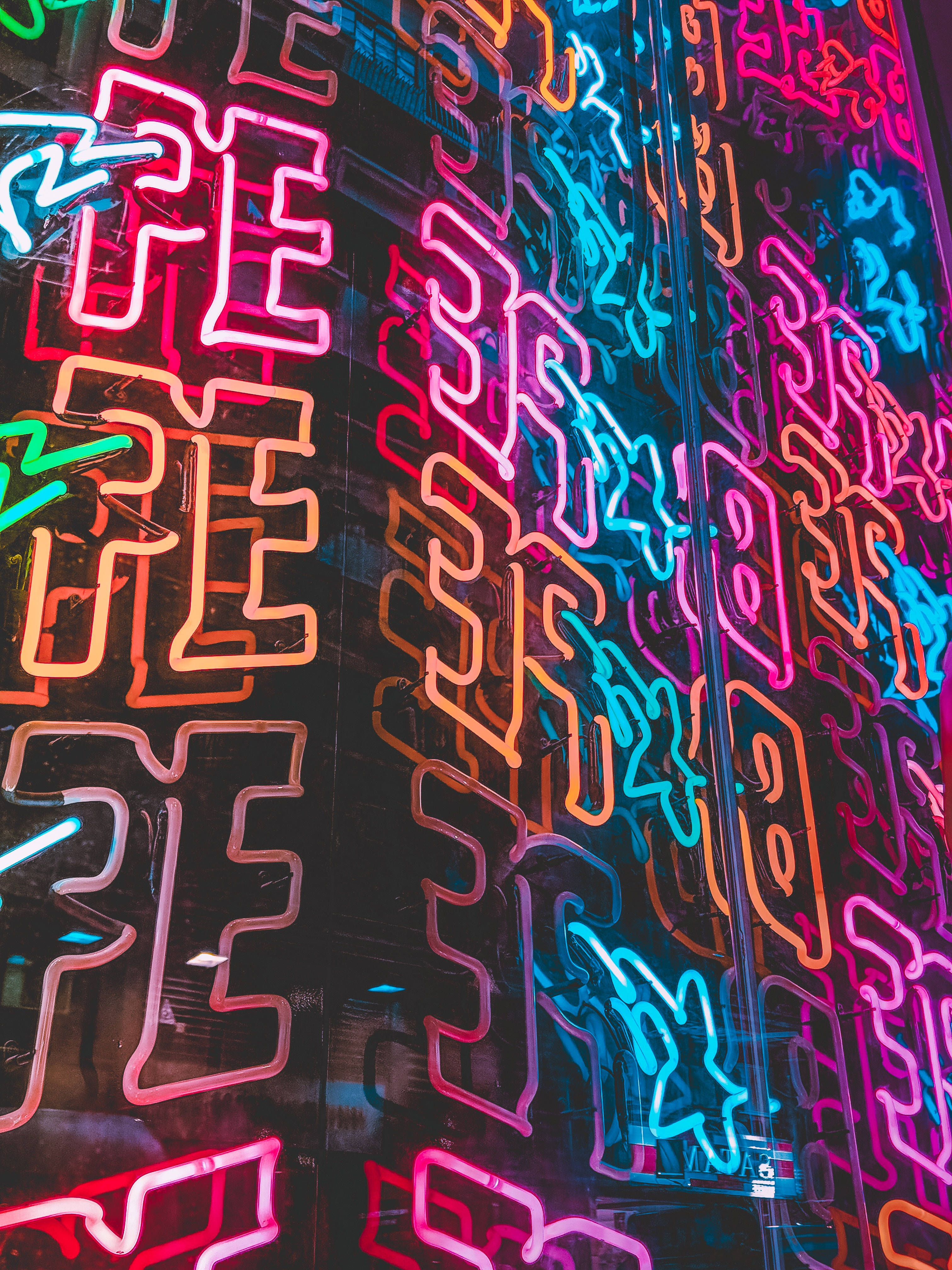 Makukulay na Neon Letters Wallpaper