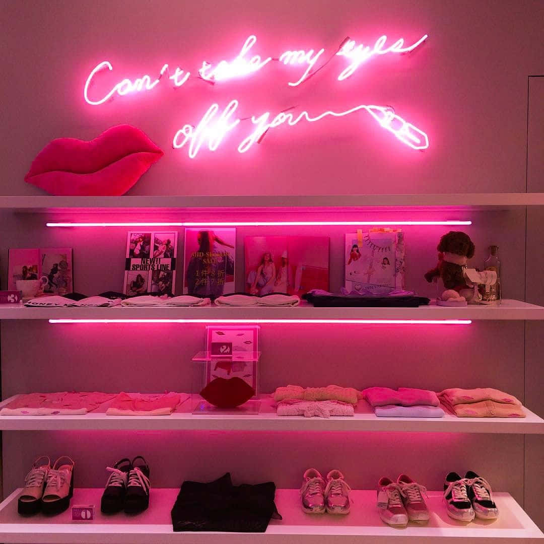 Makulay at Kapansin-pansing Neon Pink Aesthetic Wallpaper