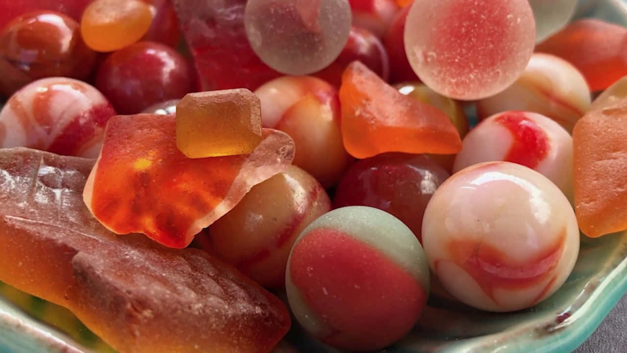 Makulay na Koleksyon ng Sea Glass sa Dalampasigan Wallpaper