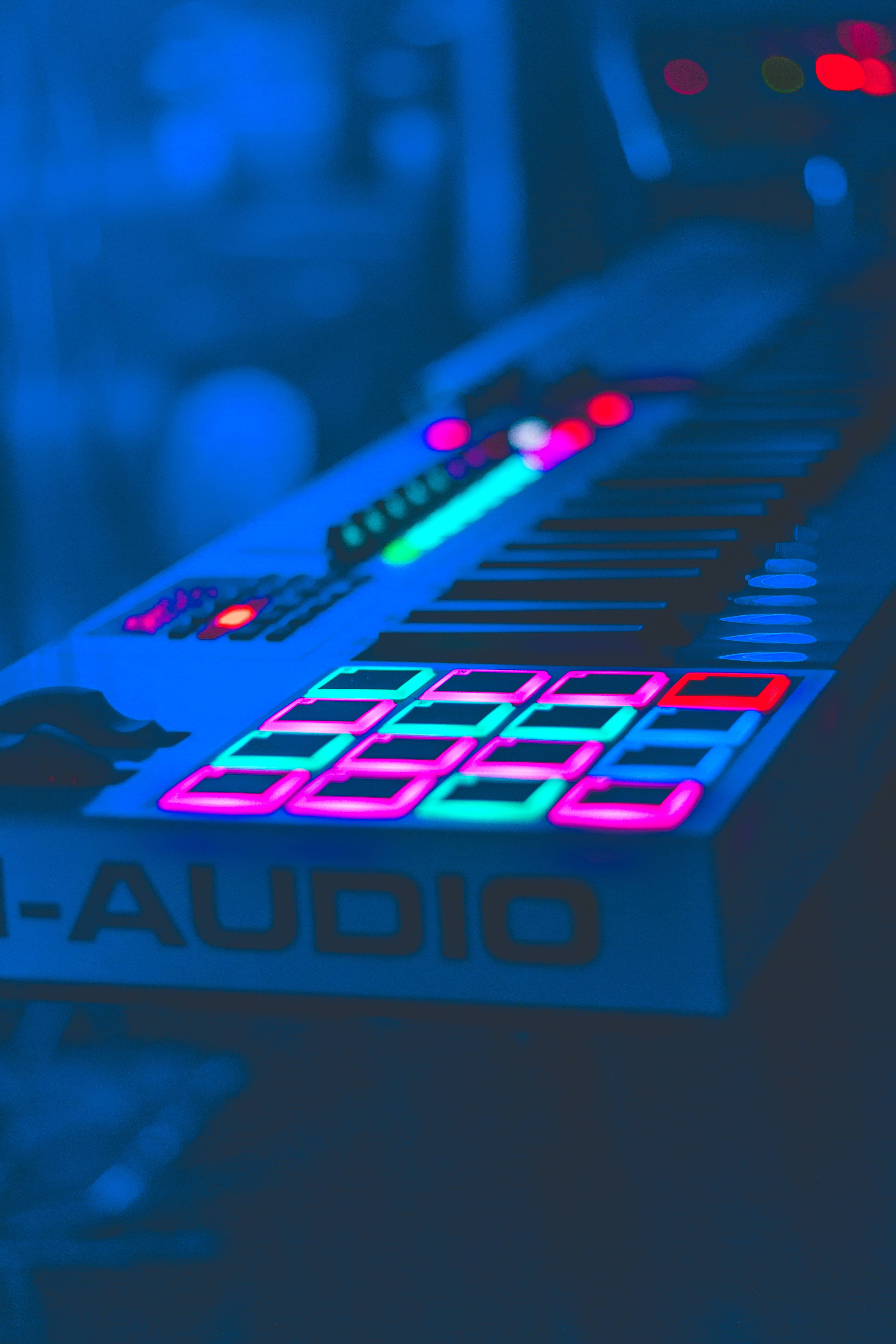 Makulay na Neon Keys Wallpaper