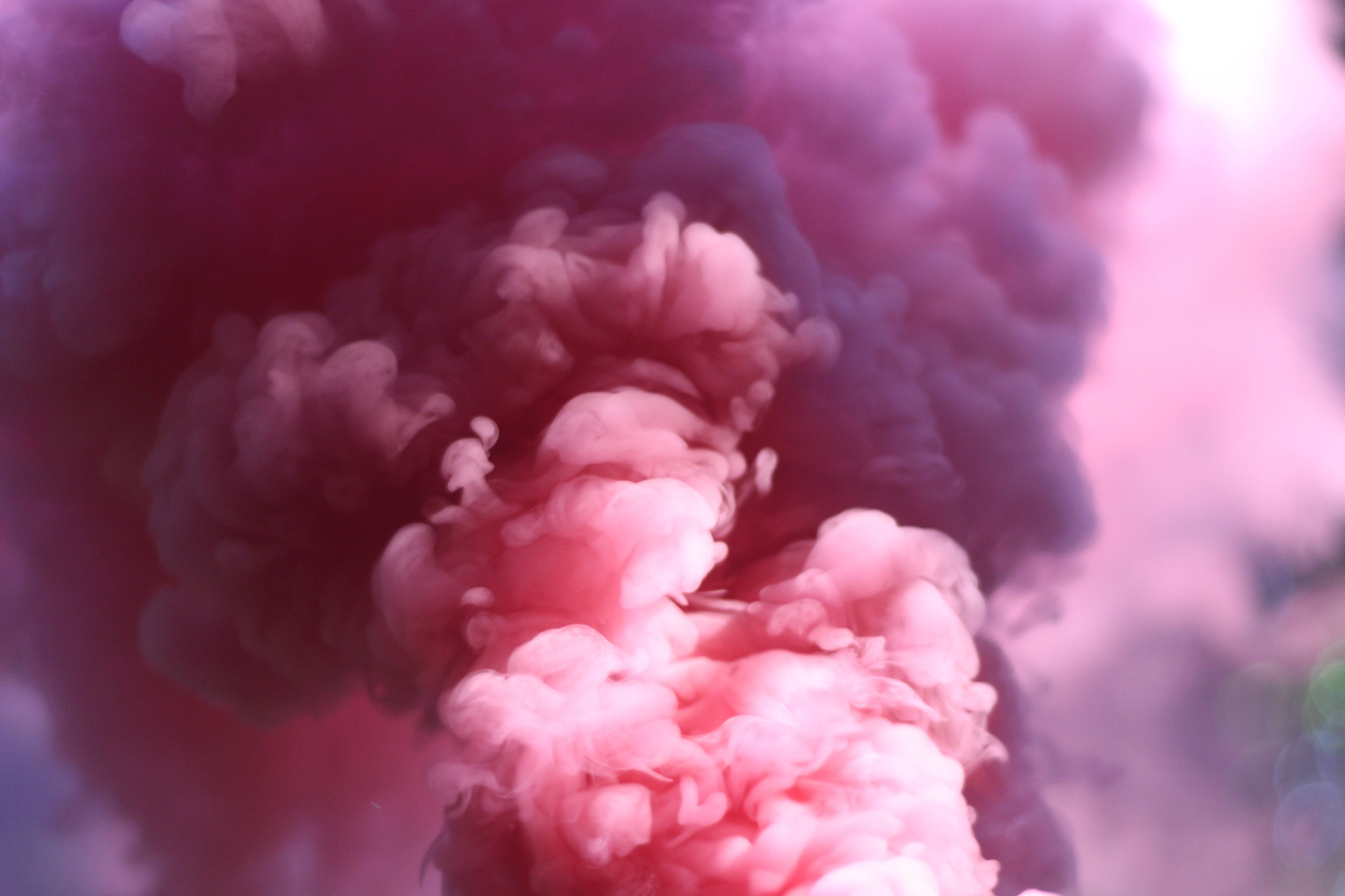 Makulay na Pagsabog ng Pink na Usok Wallpaper