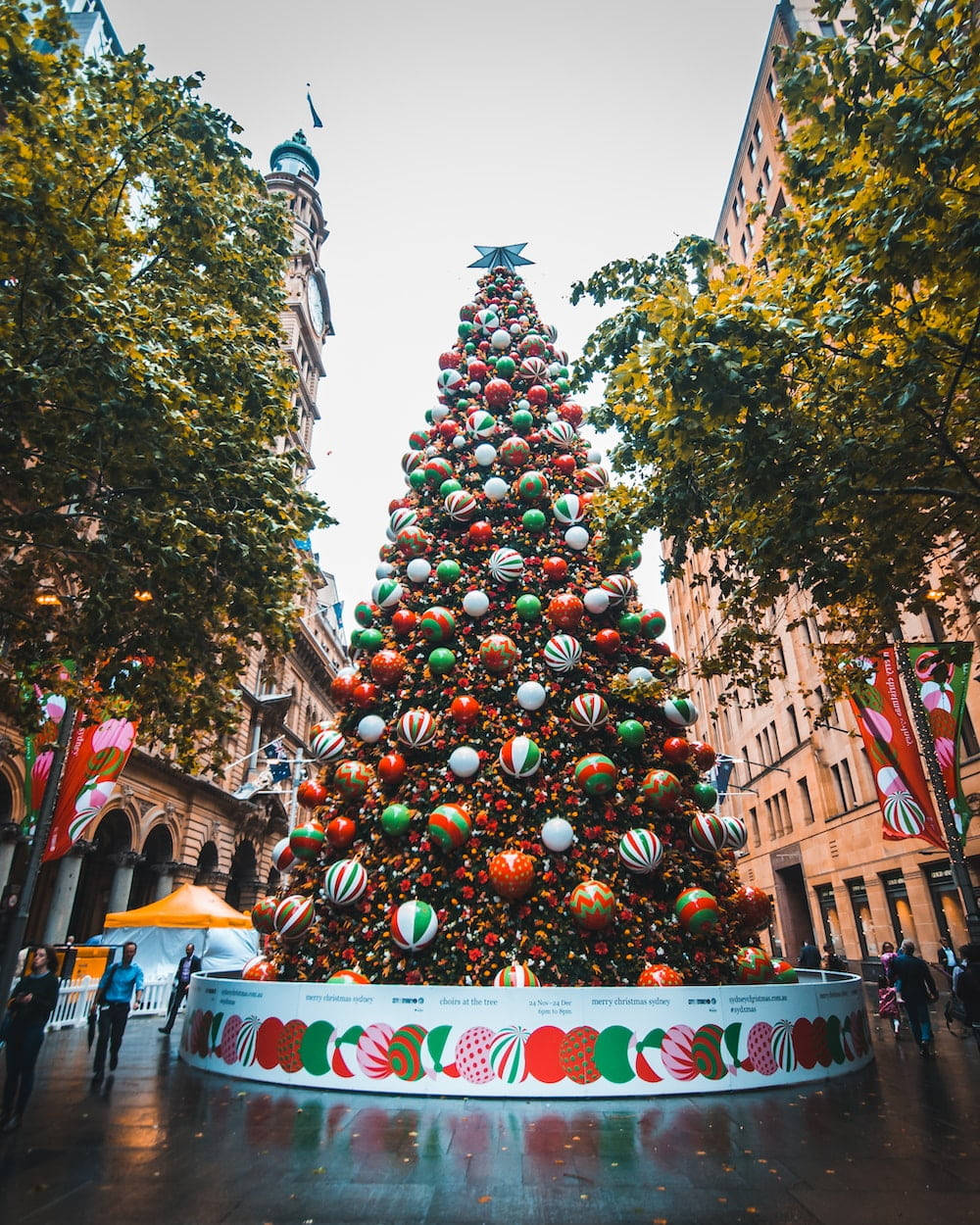 Makulay na Puno ng Pasko Australian Wallpaper