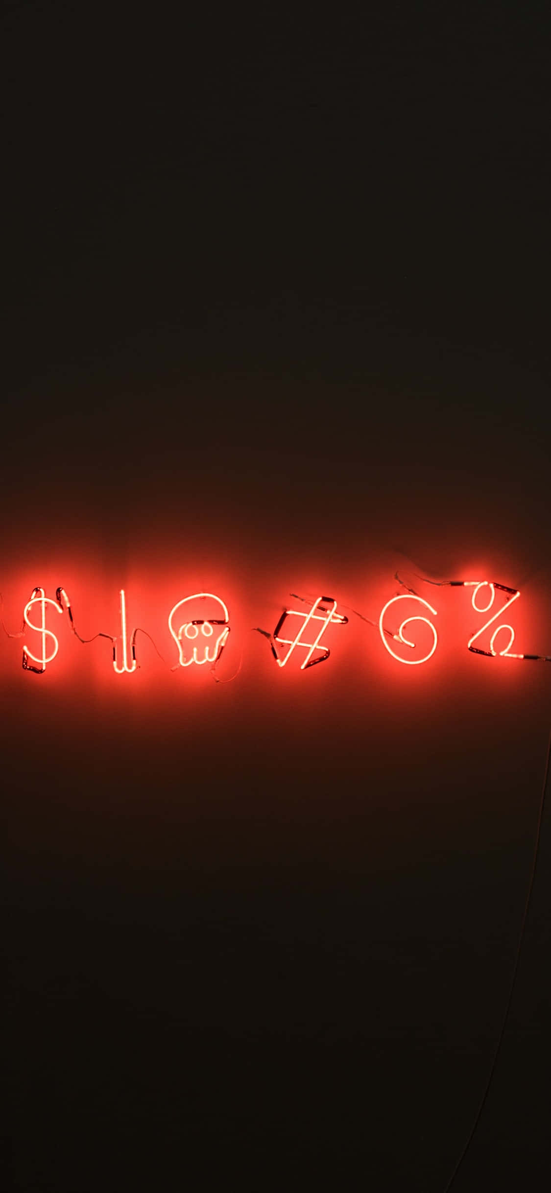 Makulay na Tanawin ng Lungsod sa Gabi na may Neon Wallpaper