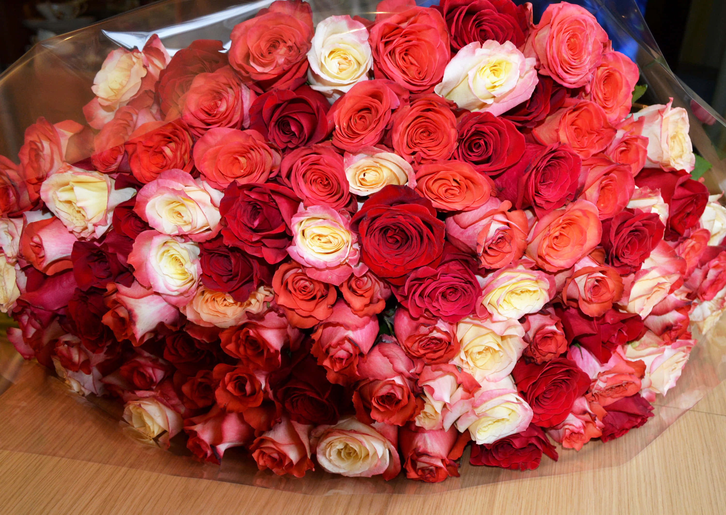 Malaking Round na Bouquet ng Rosas na Larawan Wallpaper