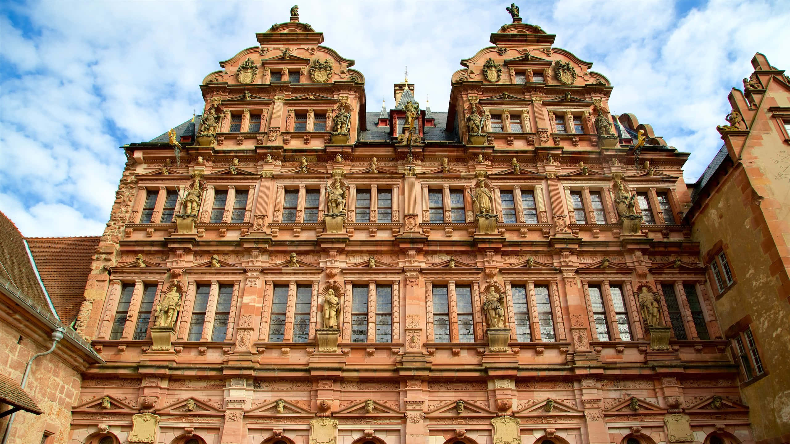 Malalambot na Ulap sa Itaas ng Heidelberg Castle Wallpaper
